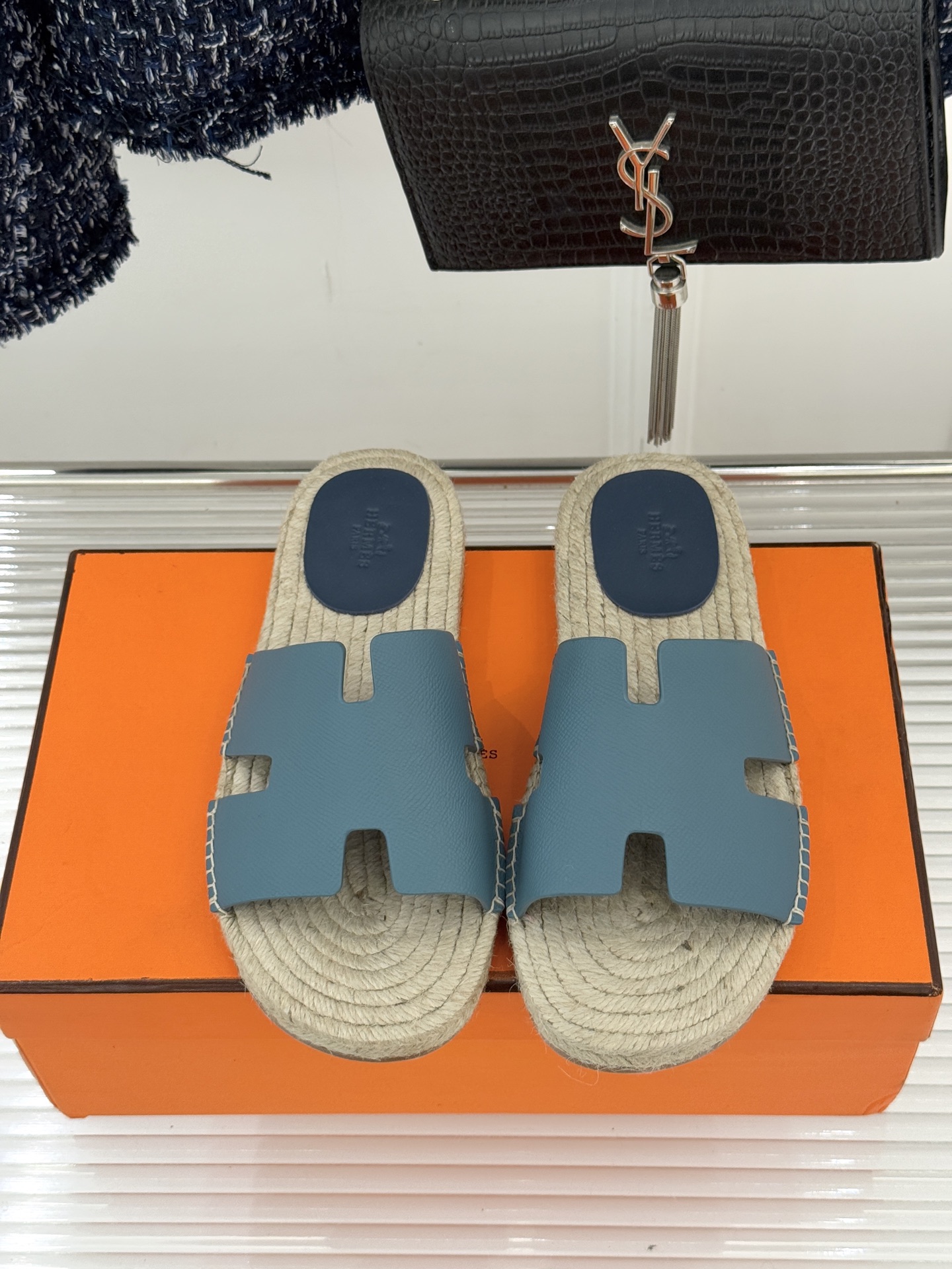 Hermès/爱马仕经典情侣款麻绳底H拖鞋承袭品牌1837年匠艺传承以极简设计诠释永恒优雅。标志性H型镂