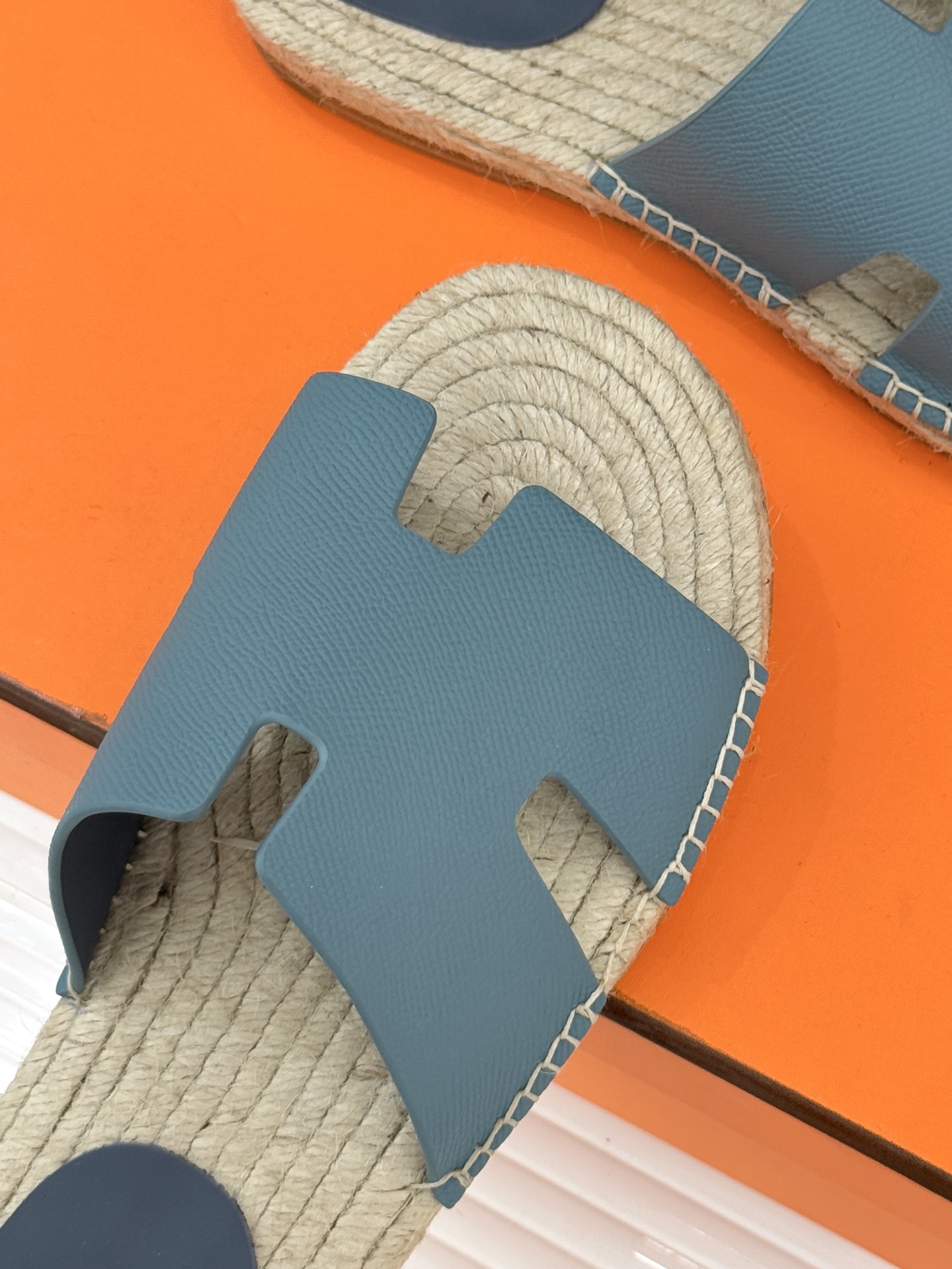 Hermès/爱马仕经典情侣款麻绳底H拖鞋承袭品牌1837年匠艺传承以极简设计诠释永恒优雅。标志性H型镂