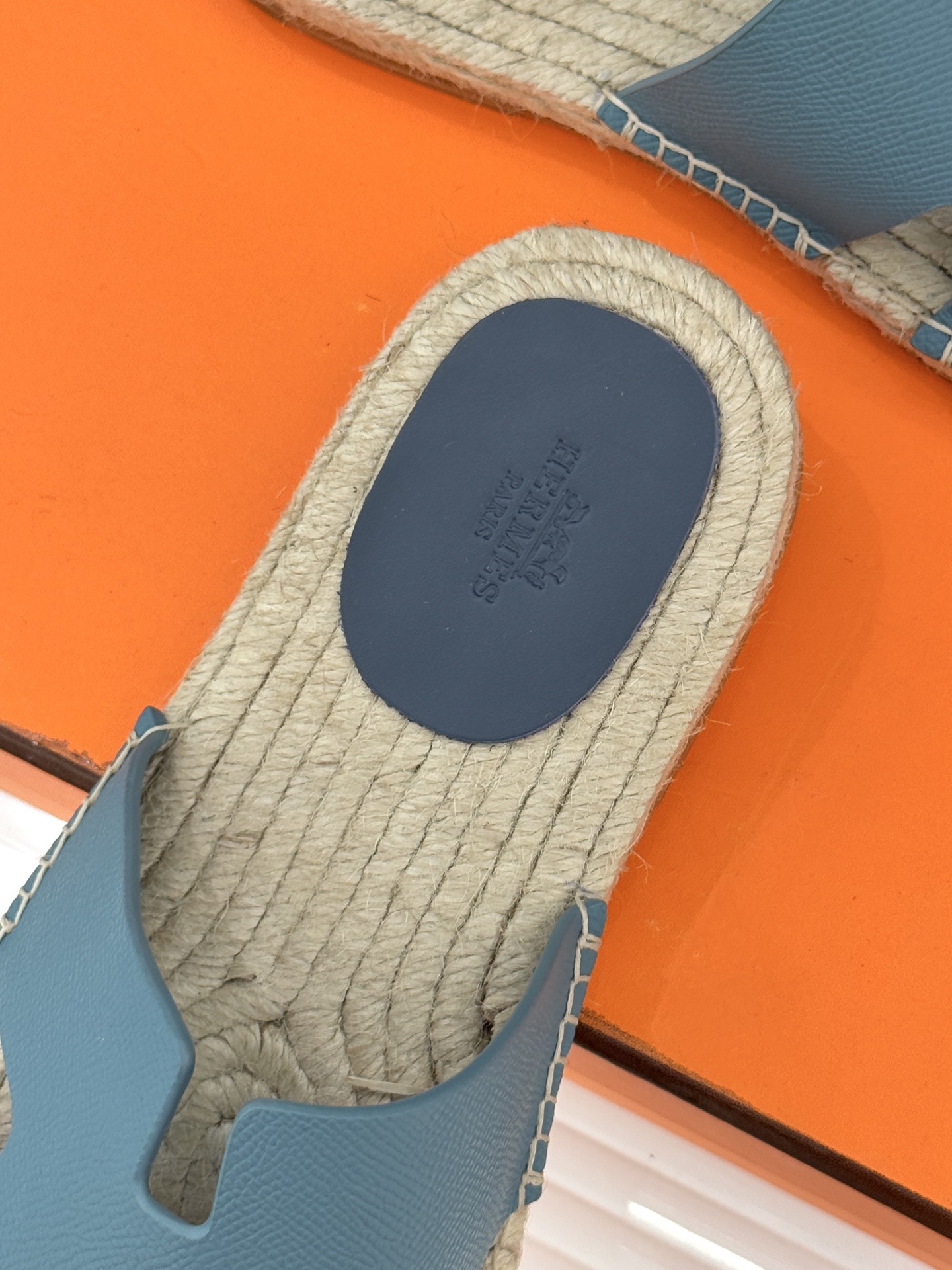 Hermès/爱马仕经典情侣款麻绳底H拖鞋承袭品牌1837年匠艺传承以极简设计诠释永恒优雅。标志性H型镂