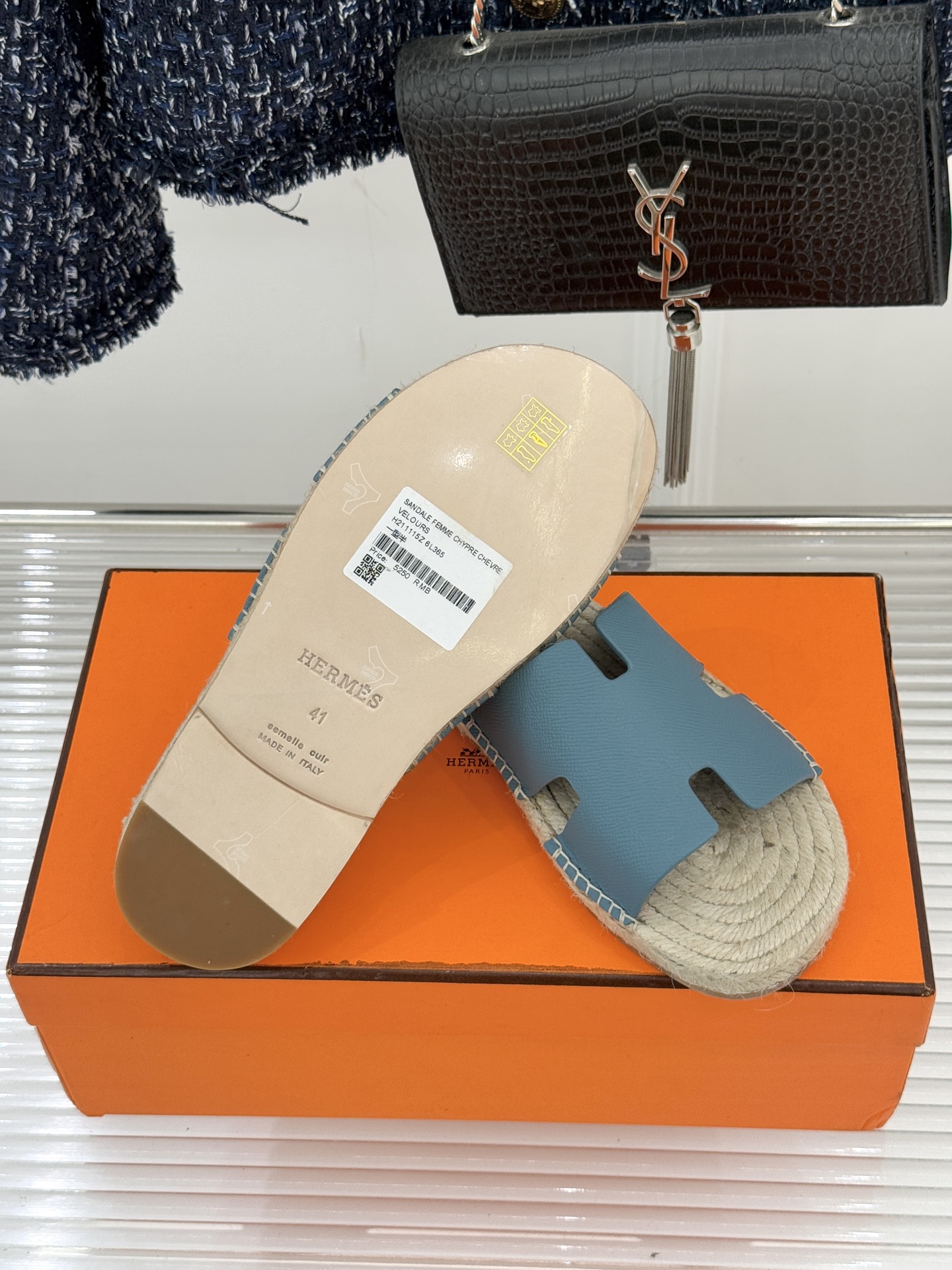 Hermès/爱马仕经典情侣款麻绳底H拖鞋承袭品牌1837年匠艺传承以极简设计诠释永恒优雅。标志性H型镂