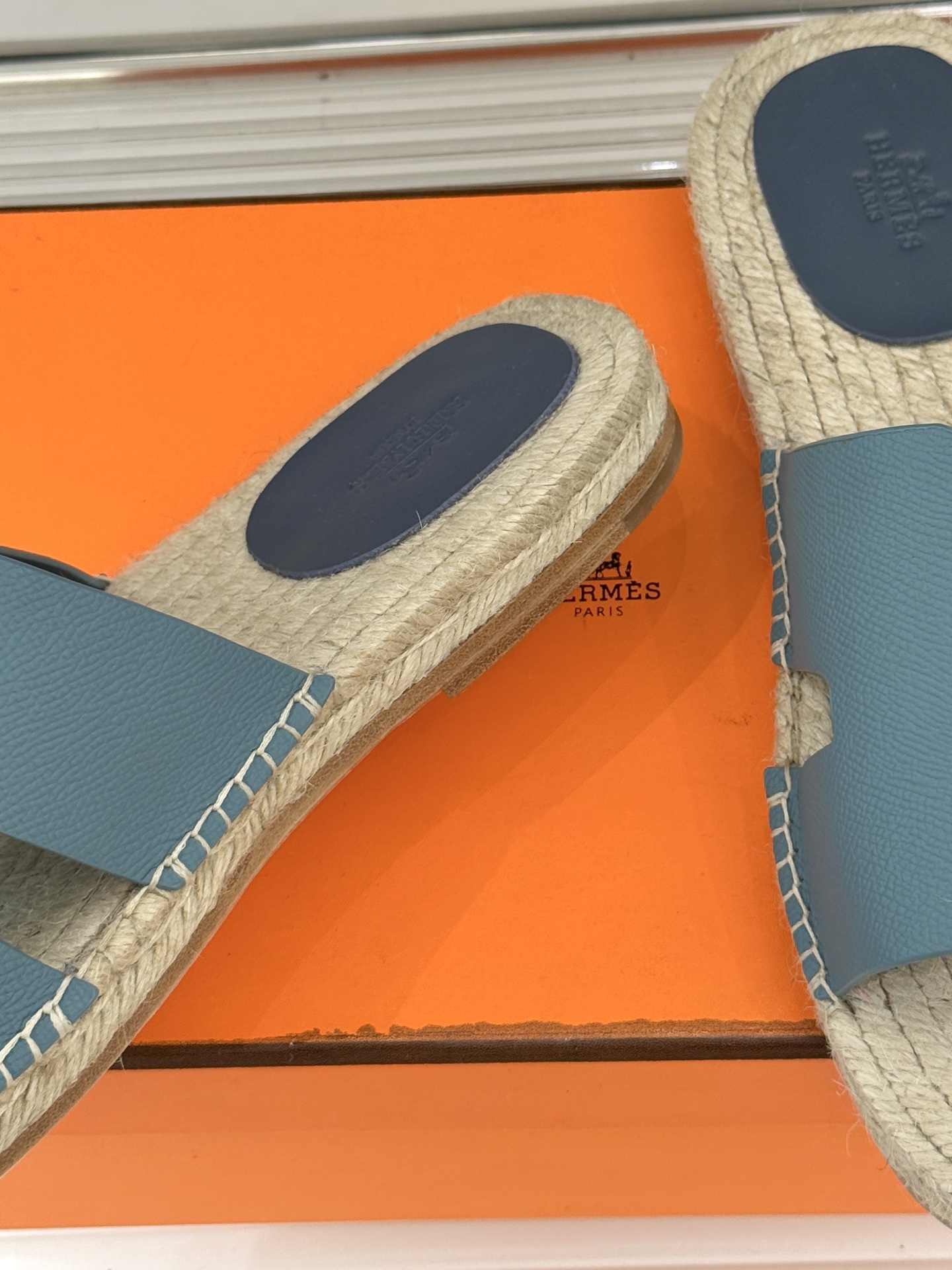 Hermès/爱马仕经典情侣款麻绳底H拖鞋承袭品牌1837年匠艺传承以极简设计诠释永恒优雅。标志性H型镂