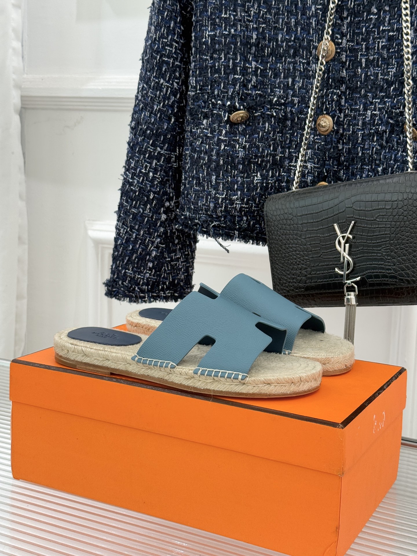 Hermès/爱马仕经典情侣款麻绳底H拖鞋承袭品牌1837年匠艺传承以极简设计诠释永恒优雅。标志性H型镂