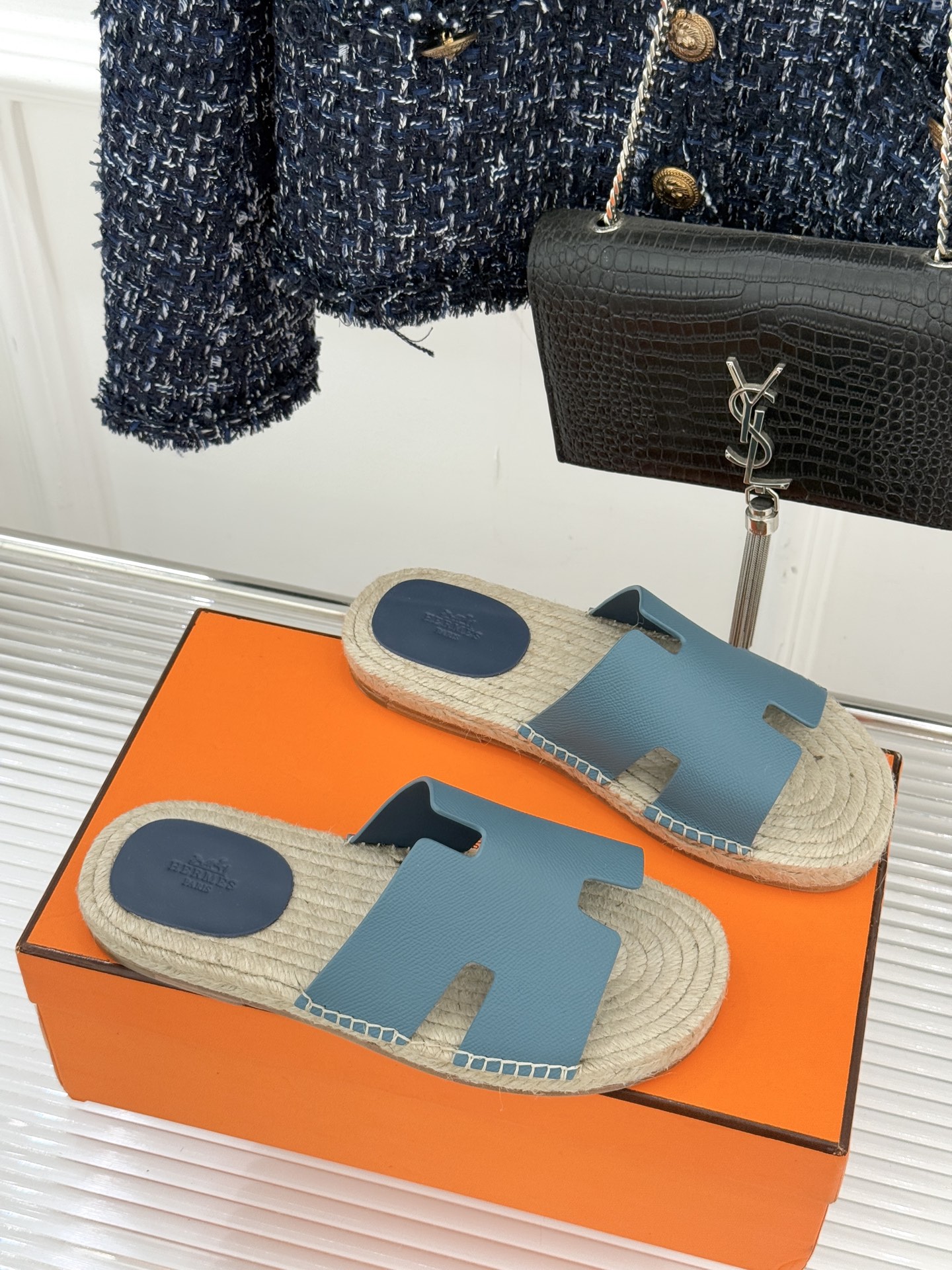 Hermès/爱马仕经典情侣款麻绳底H拖鞋承袭品牌1837年匠艺传承以极简设计诠释永恒优雅。标志性H型镂