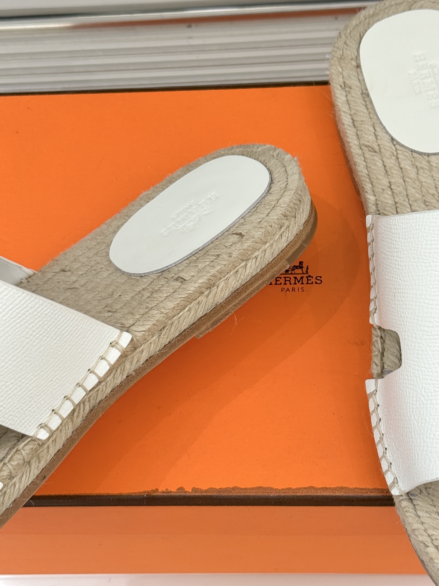 Hermès/爱马仕经典情侣款麻绳底H拖鞋承袭品牌1837年匠艺传承以极简设计诠释永恒优雅。标志性H型镂