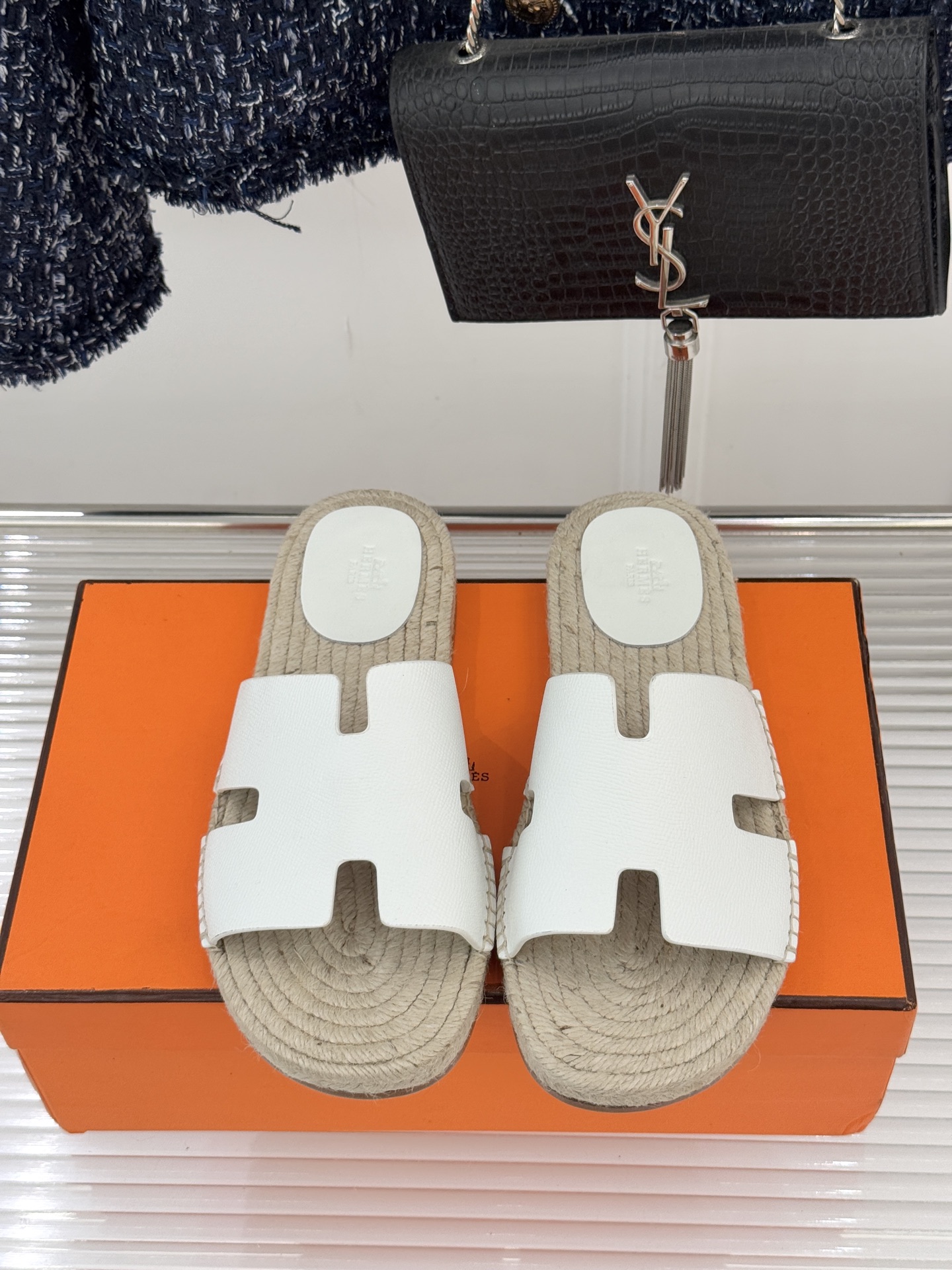 Hermès/爱马仕经典情侣款麻绳底H拖鞋承袭品牌1837年匠艺传承以极简设计诠释永恒优雅。标志性H型镂