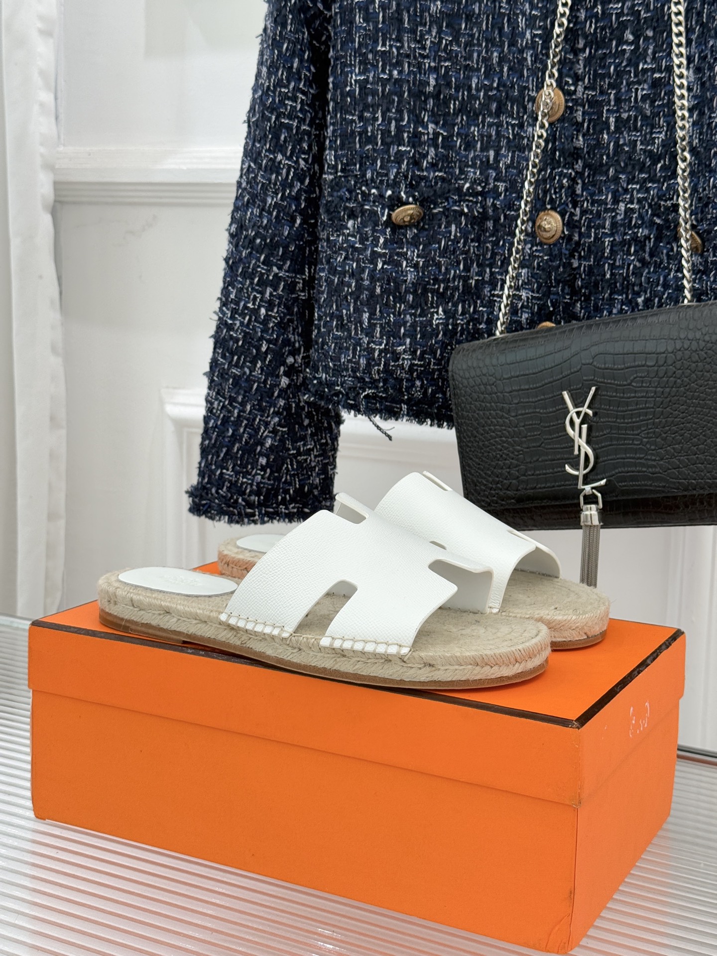 Hermès/爱马仕经典情侣款麻绳底H拖鞋承袭品牌1837年匠艺传承以极简设计诠释永恒优雅。标志性H型镂