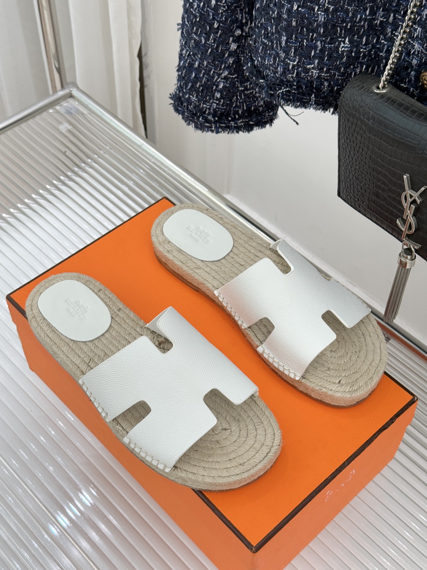 Hermès/爱马仕经典情侣款麻绳底H拖鞋承袭品牌1837年匠艺传承以极简设计诠释永恒优雅。标志性H型镂