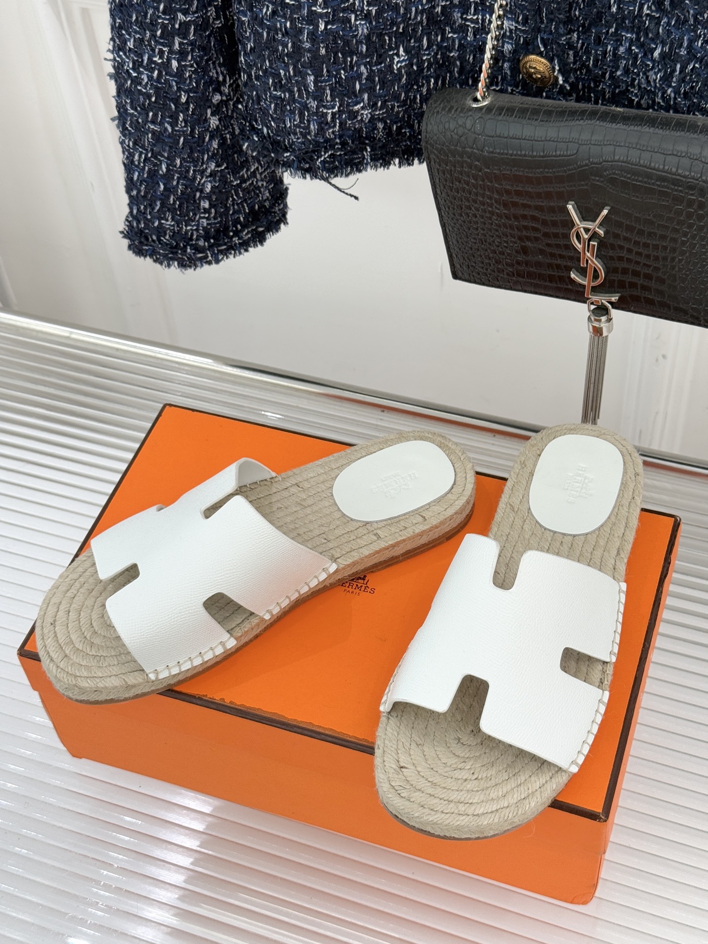 Hermès/爱马仕经典情侣款麻绳底H拖鞋承袭品牌1837年匠艺传承以极简设计诠释永恒优雅。标志性H型镂