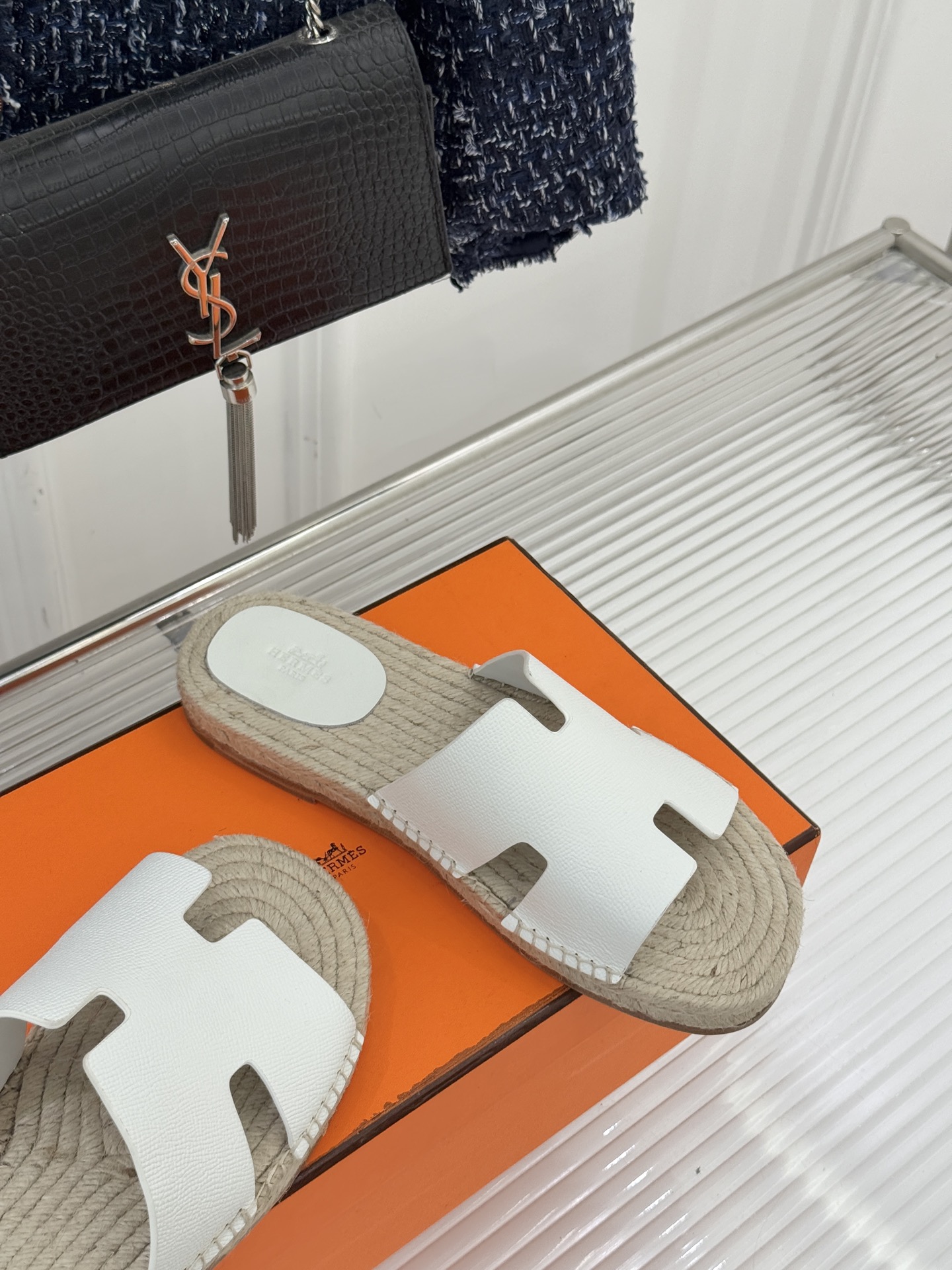 Hermès/爱马仕经典情侣款麻绳底H拖鞋承袭品牌1837年匠艺传承以极简设计诠释永恒优雅。标志性H型镂