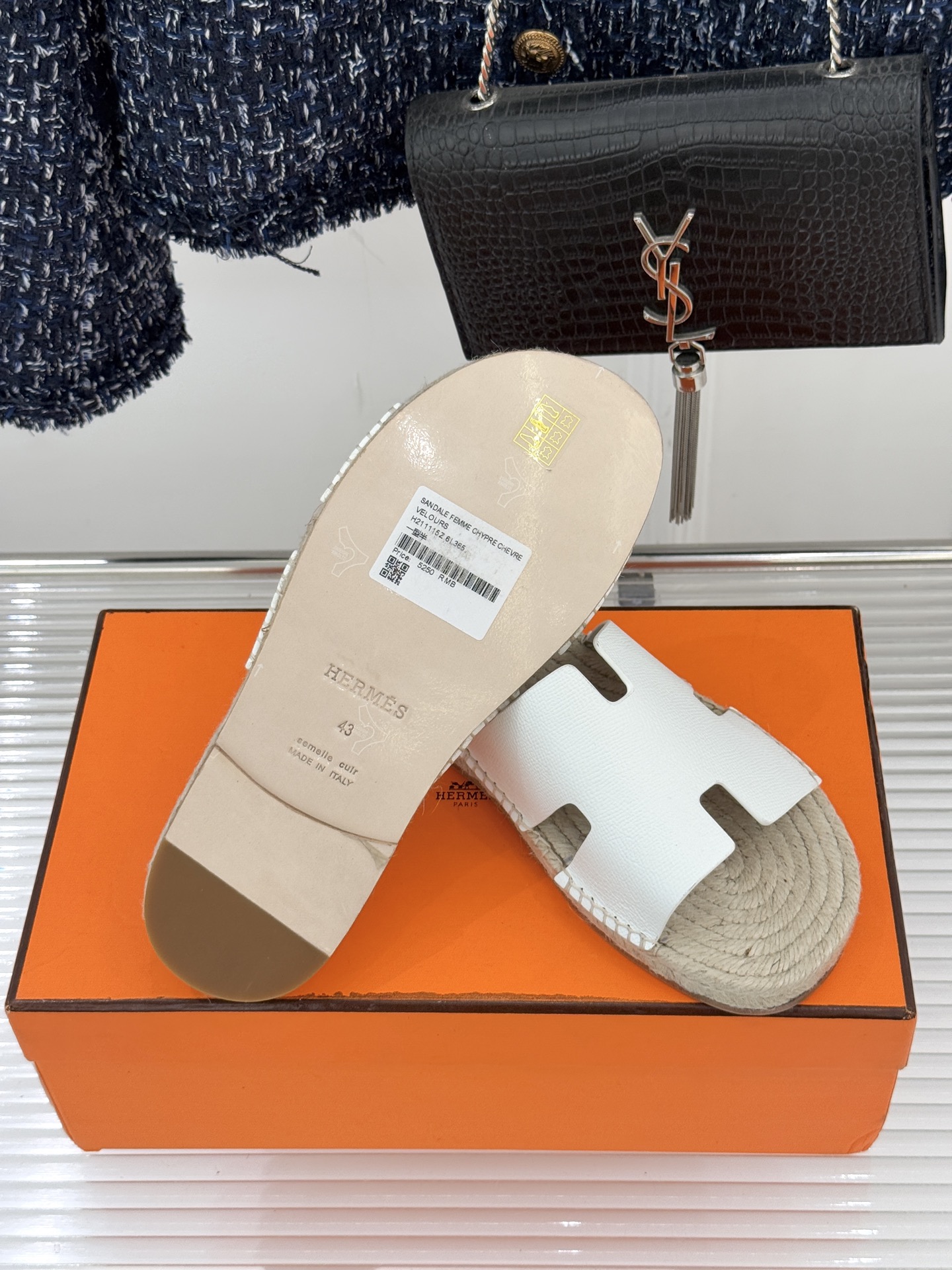 Hermès/爱马仕经典情侣款麻绳底H拖鞋承袭品牌1837年匠艺传承以极简设计诠释永恒优雅。标志性H型镂