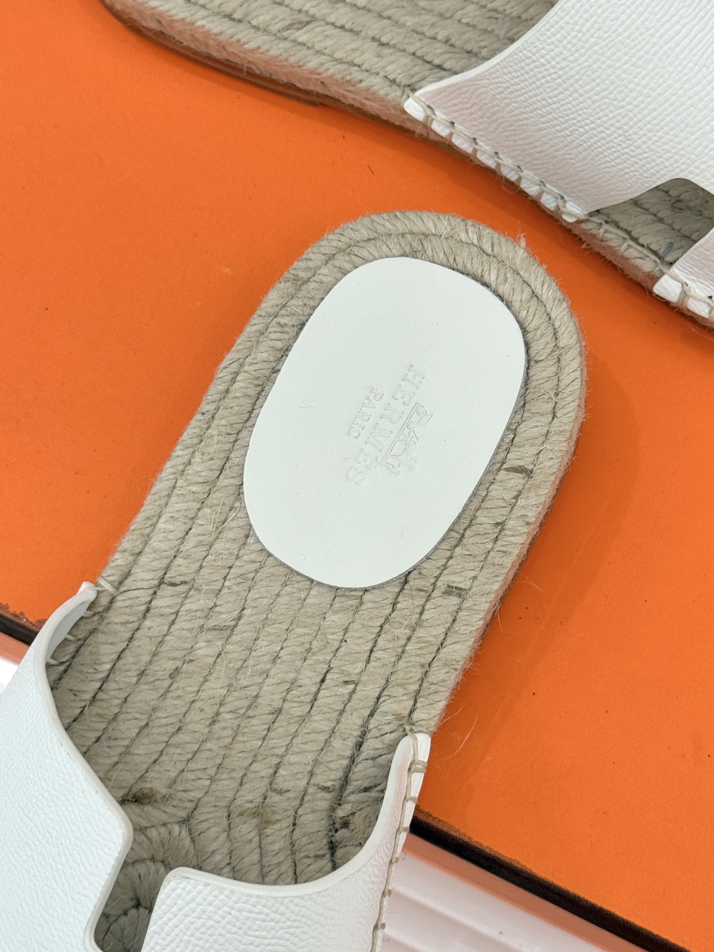 Hermès/爱马仕经典情侣款麻绳底H拖鞋承袭品牌1837年匠艺传承以极简设计诠释永恒优雅。标志性H型镂