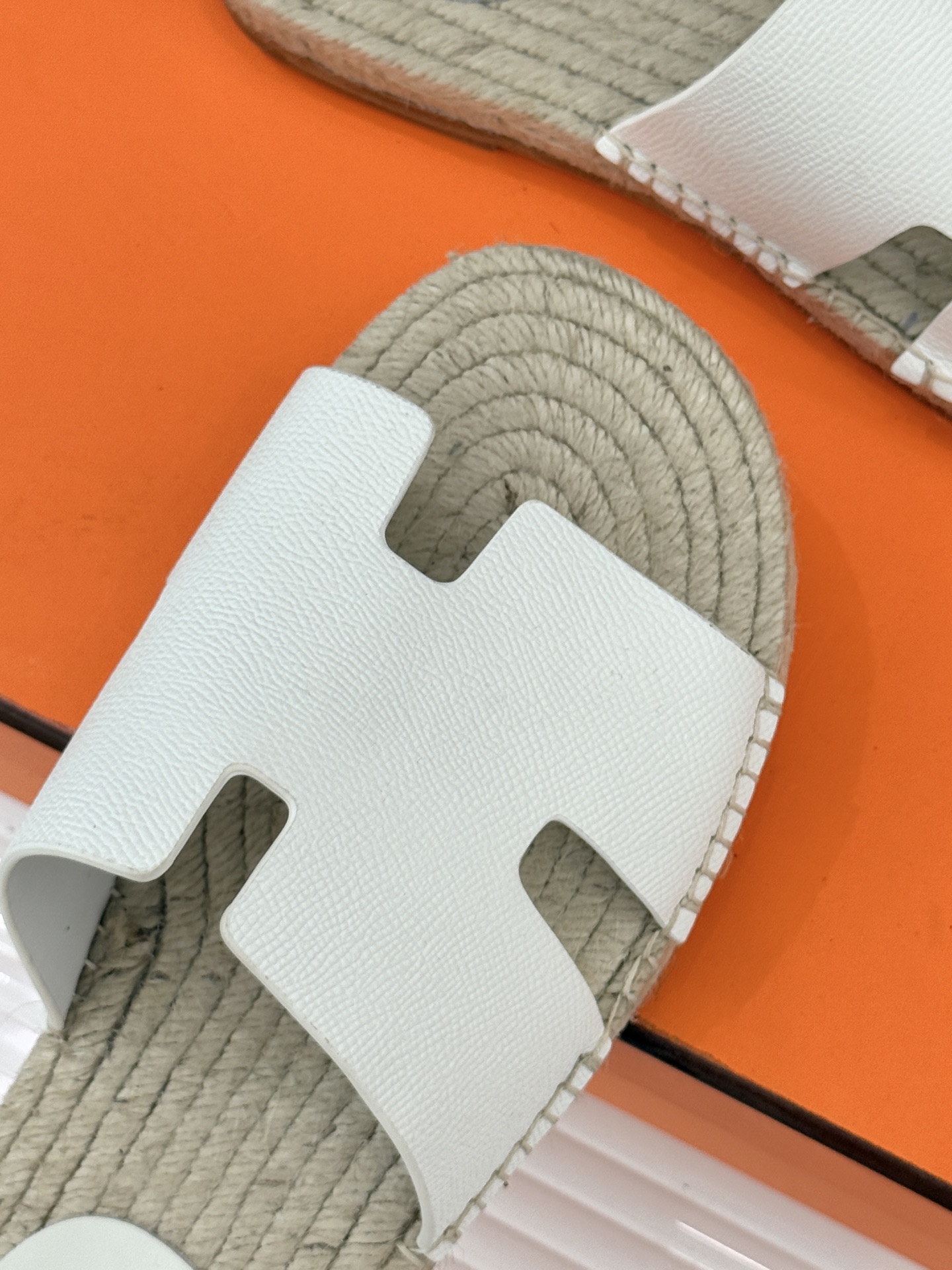 Hermès/爱马仕经典情侣款麻绳底H拖鞋承袭品牌1837年匠艺传承以极简设计诠释永恒优雅。标志性H型镂