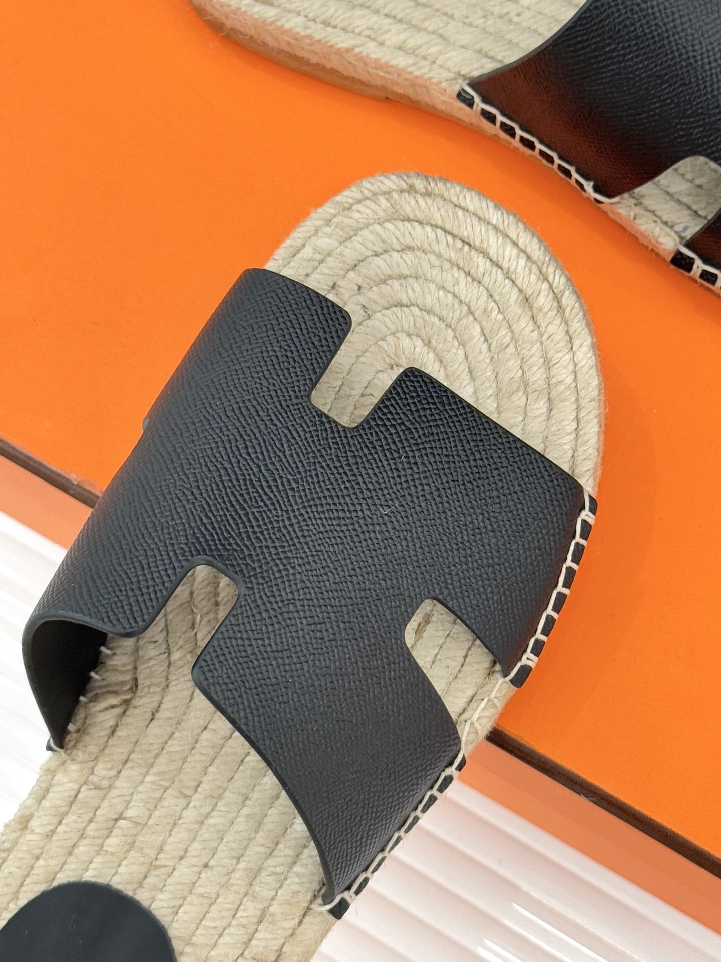 Hermès/爱马仕经典情侣款麻绳底H拖鞋承袭品牌1837年匠艺传承以极简设计诠释永恒优雅。标志性H型镂