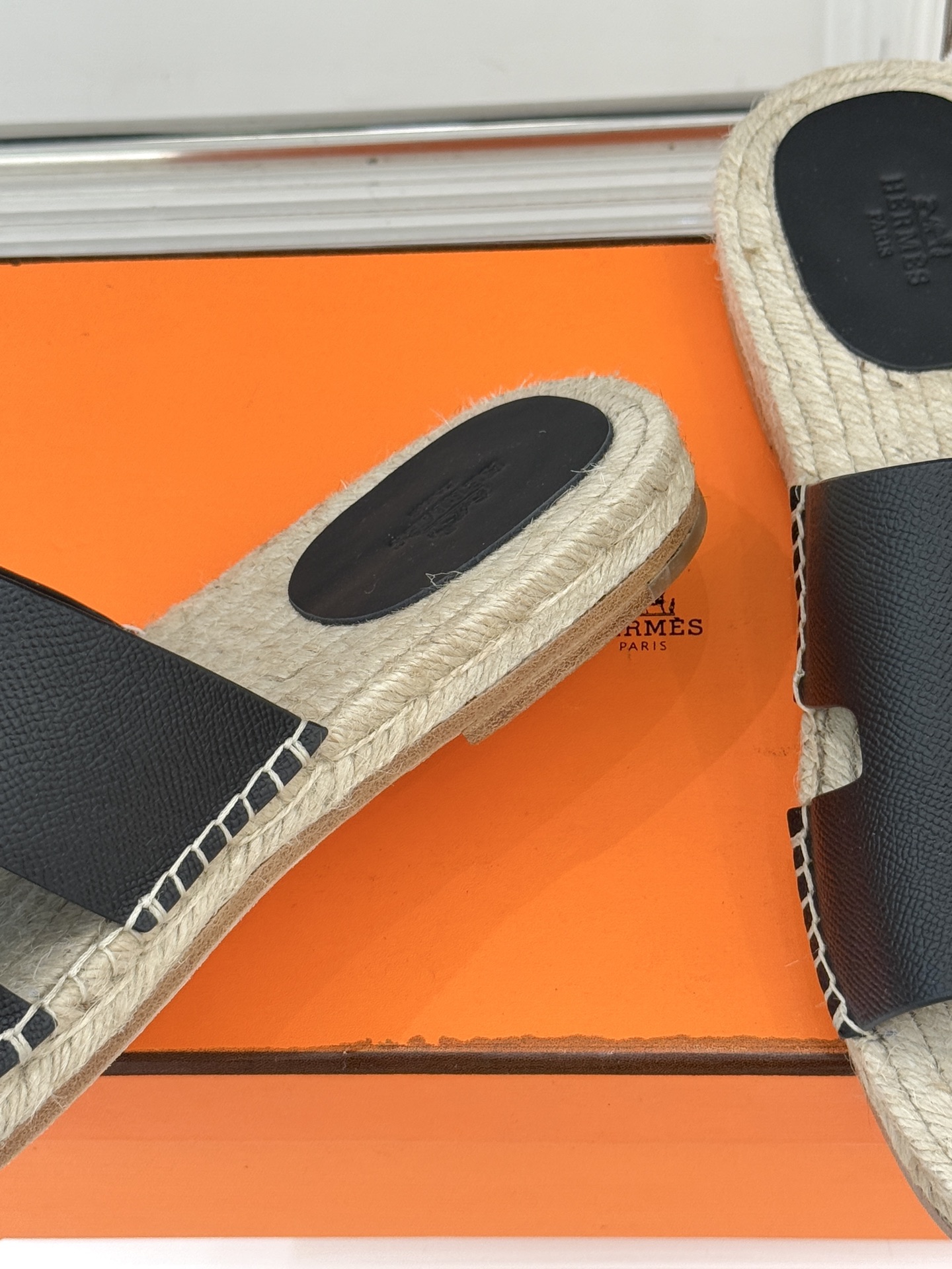 Hermès/爱马仕经典情侣款麻绳底H拖鞋承袭品牌1837年匠艺传承以极简设计诠释永恒优雅。标志性H型镂