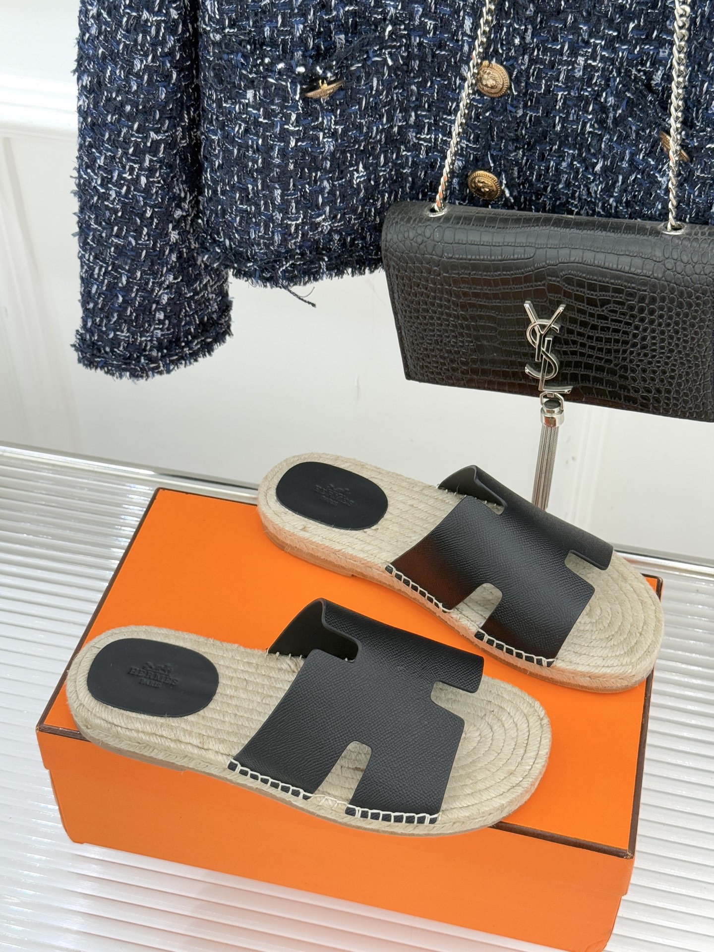 Hermès/爱马仕经典情侣款麻绳底H拖鞋承袭品牌1837年匠艺传承以极简设计诠释永恒优雅。标志性H型镂