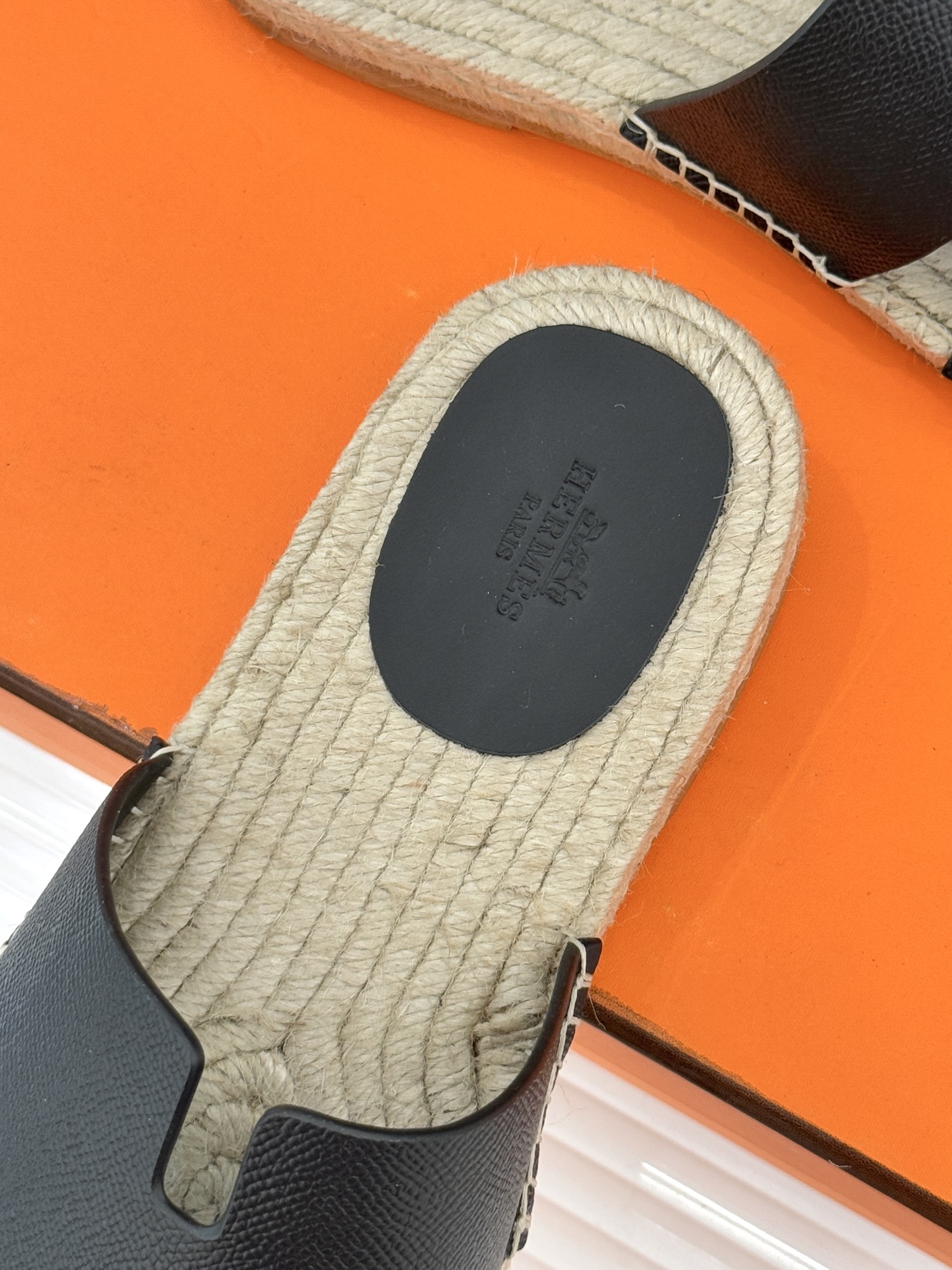 Hermès/爱马仕经典情侣款麻绳底H拖鞋承袭品牌1837年匠艺传承以极简设计诠释永恒优雅。标志性H型镂