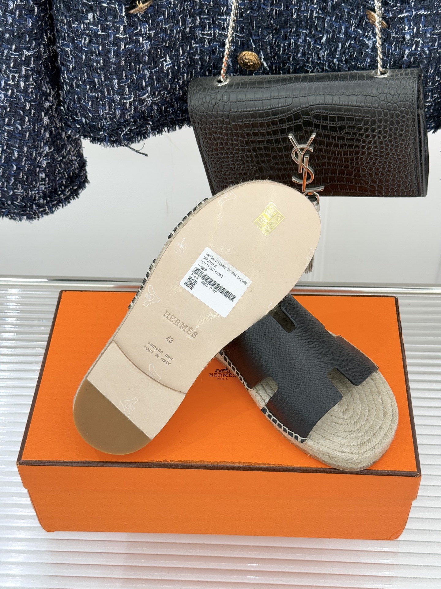 Hermès/爱马仕经典情侣款麻绳底H拖鞋承袭品牌1837年匠艺传承以极简设计诠释永恒优雅。标志性H型镂