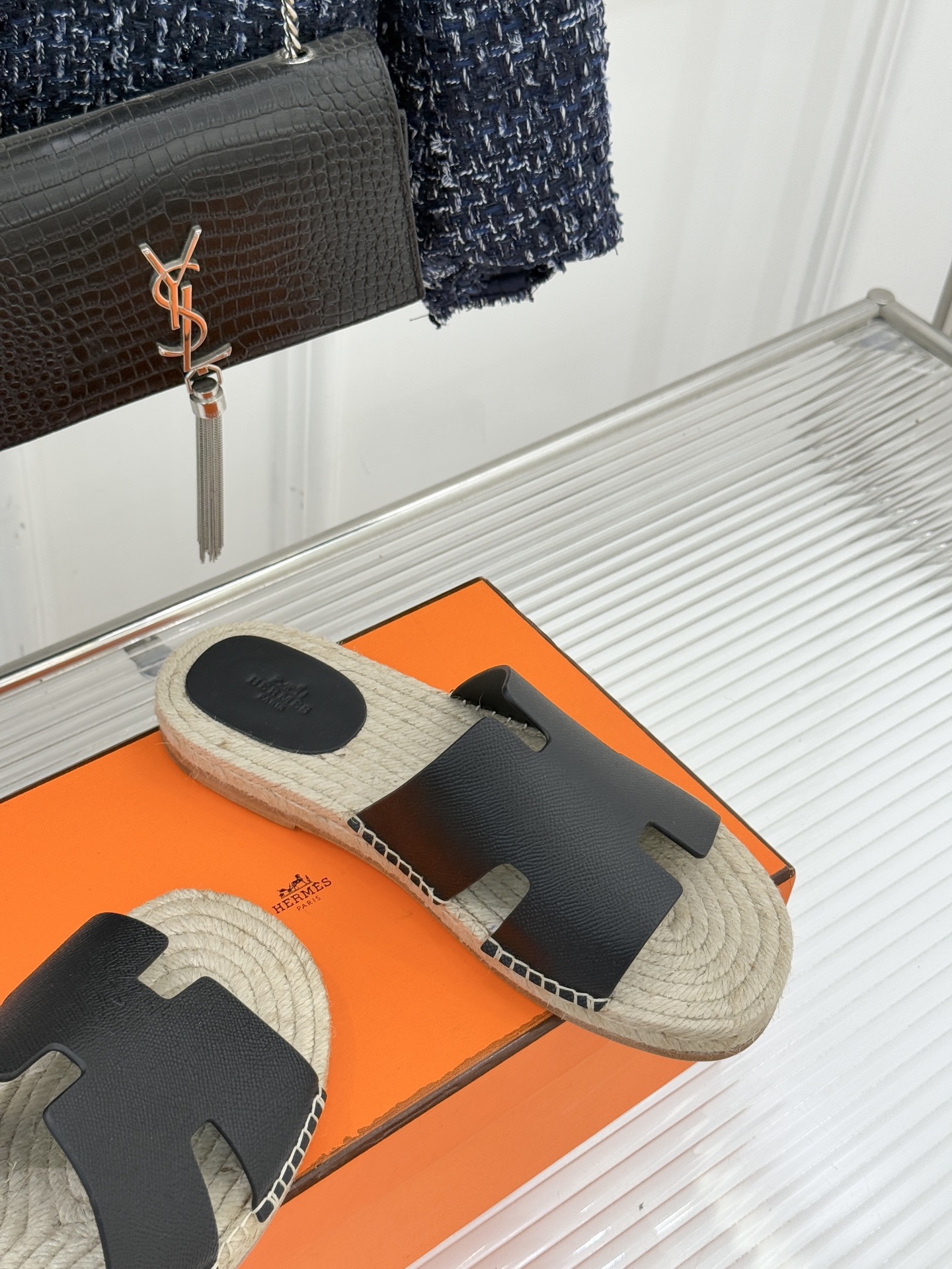 Hermès/爱马仕经典情侣款麻绳底H拖鞋承袭品牌1837年匠艺传承以极简设计诠释永恒优雅。标志性H型镂