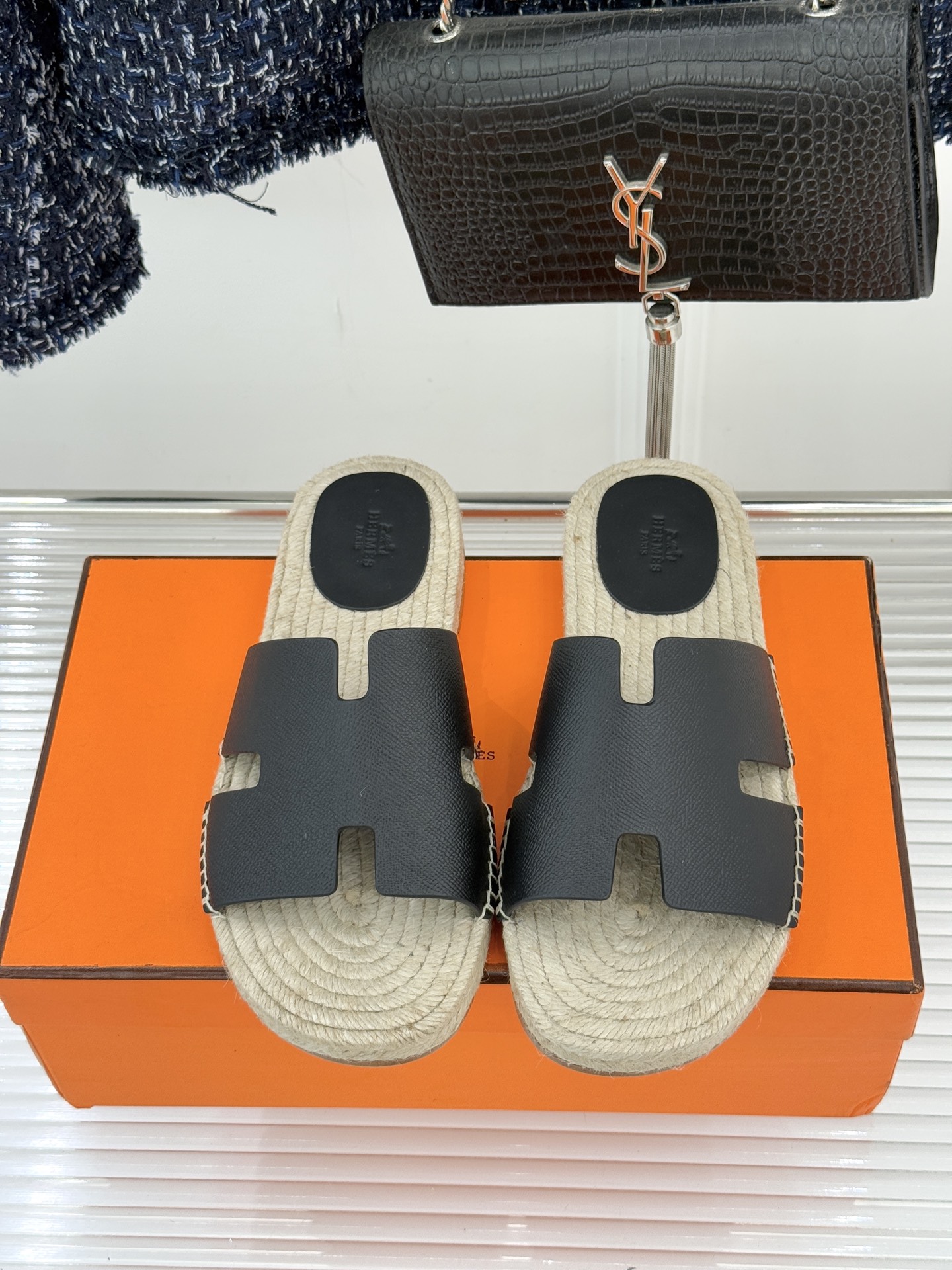 Hermès/爱马仕经典情侣款麻绳底H拖鞋承袭品牌1837年匠艺传承以极简设计诠释永恒优雅。标志性H型镂