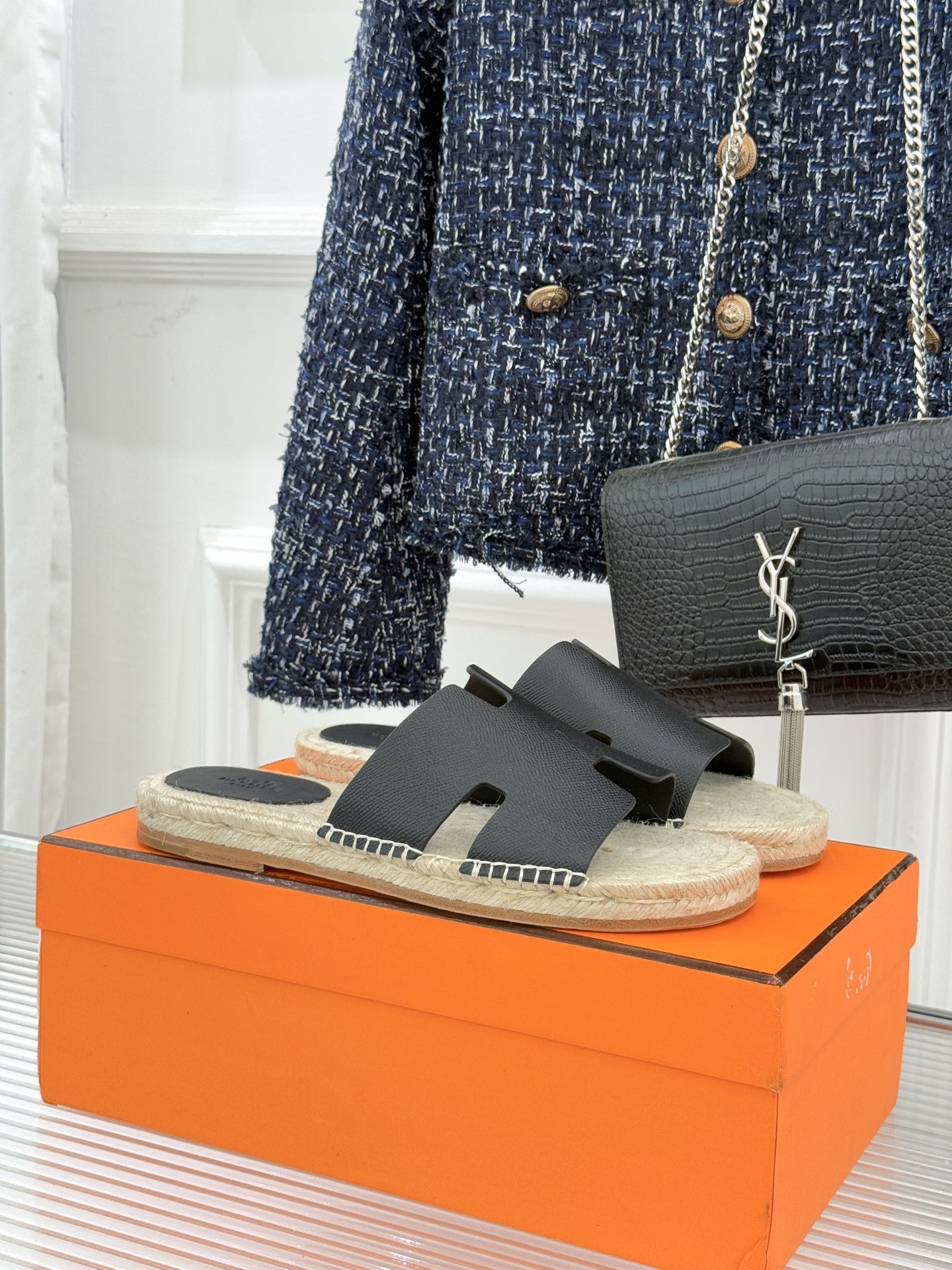 Hermès/爱马仕经典情侣款麻绳底H拖鞋承袭品牌1837年匠艺传承以极简设计诠释永恒优雅。标志性H型镂