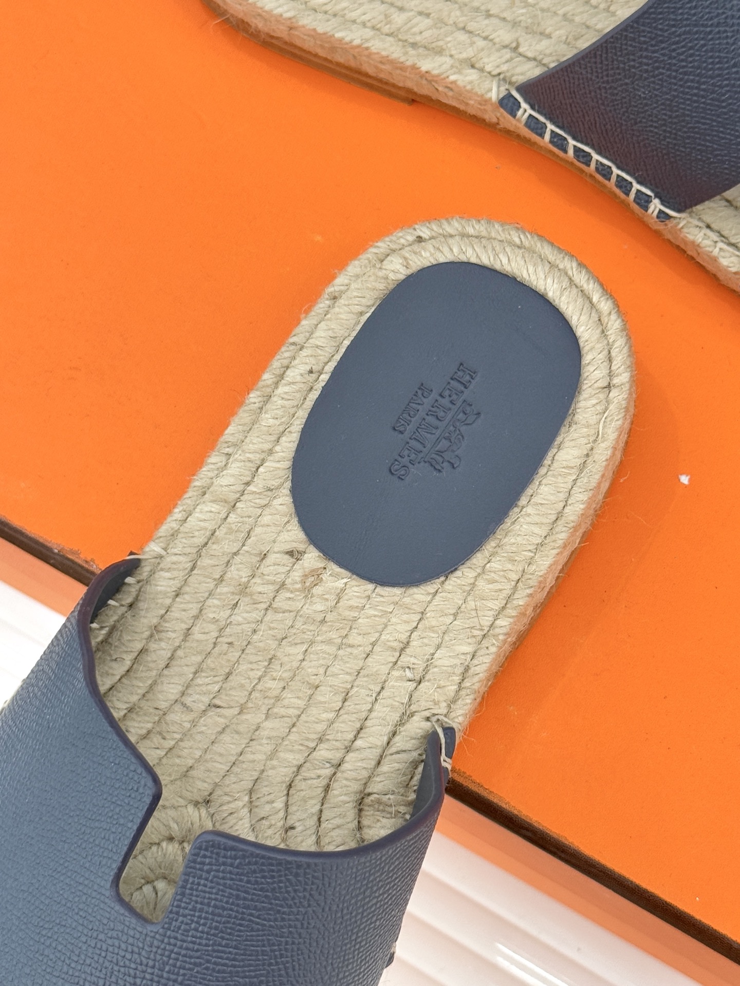 Hermès/爱马仕经典情侣款麻绳底H拖鞋承袭品牌1837年匠艺传承以极简设计诠释永恒优雅。标志性H型镂