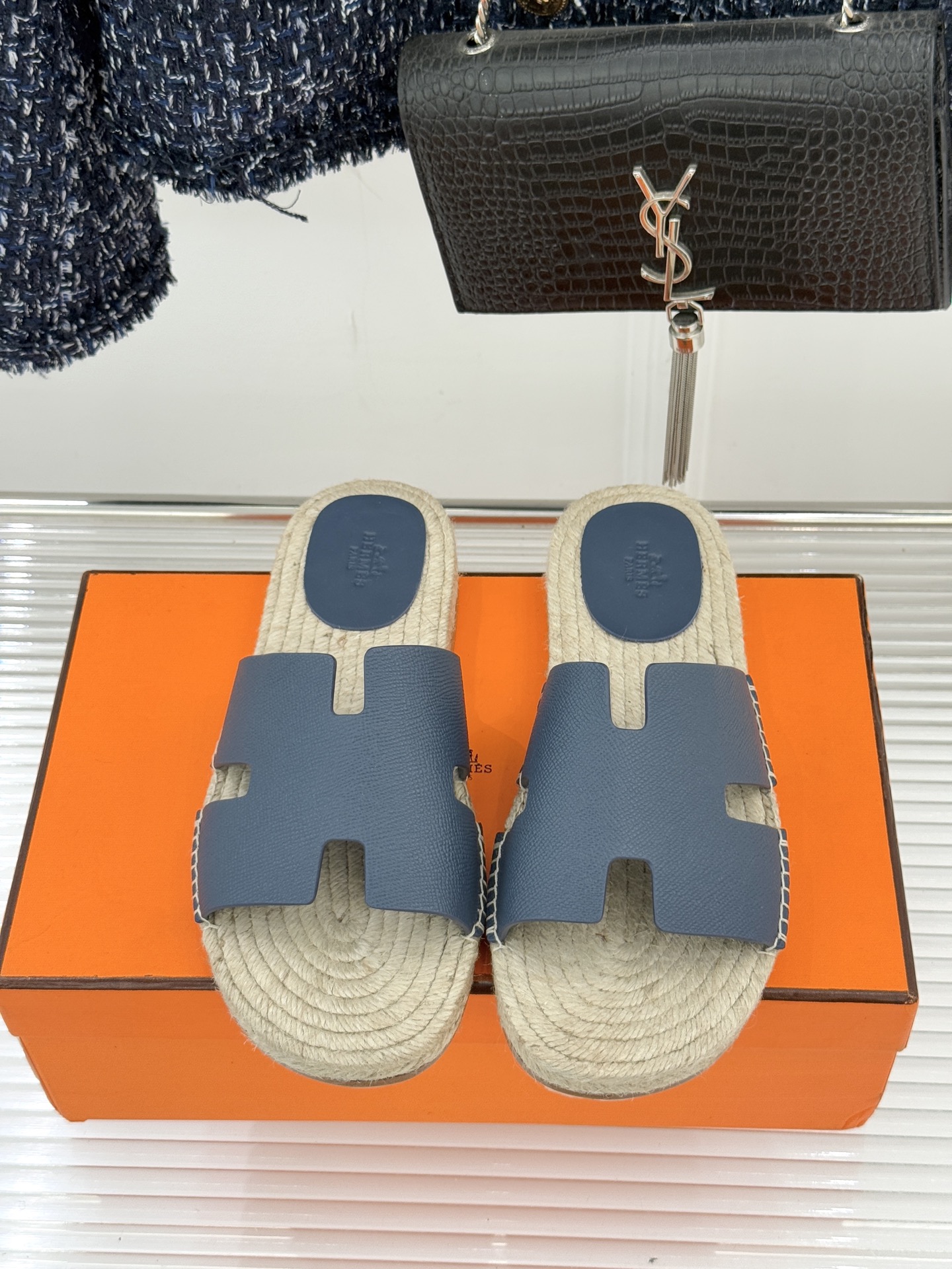 Hermès/爱马仕经典情侣款麻绳底H拖鞋承袭品牌1837年匠艺传承以极简设计诠释永恒优雅。标志性H型镂