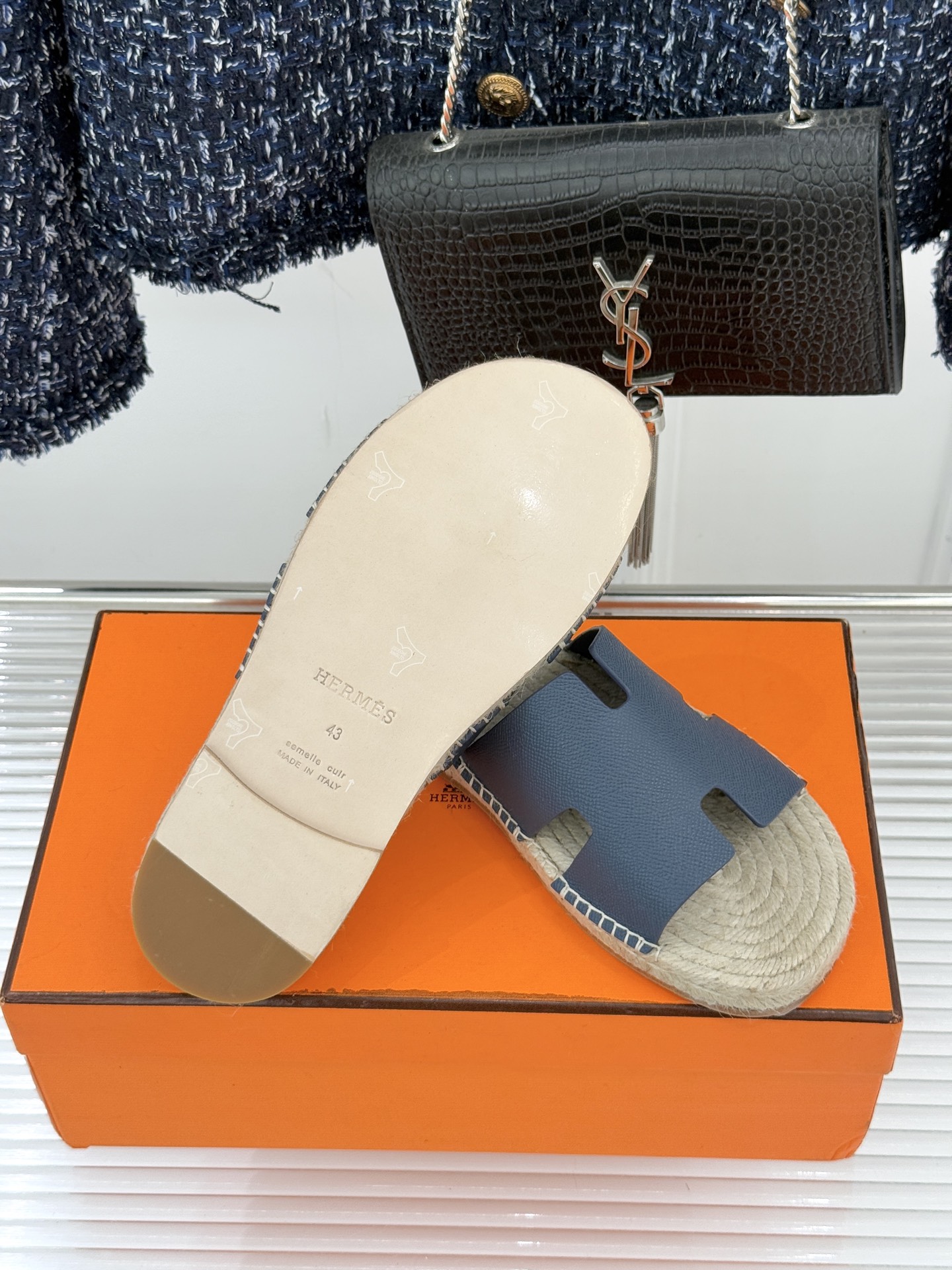 Hermès/爱马仕经典情侣款麻绳底H拖鞋承袭品牌1837年匠艺传承以极简设计诠释永恒优雅。标志性H型镂