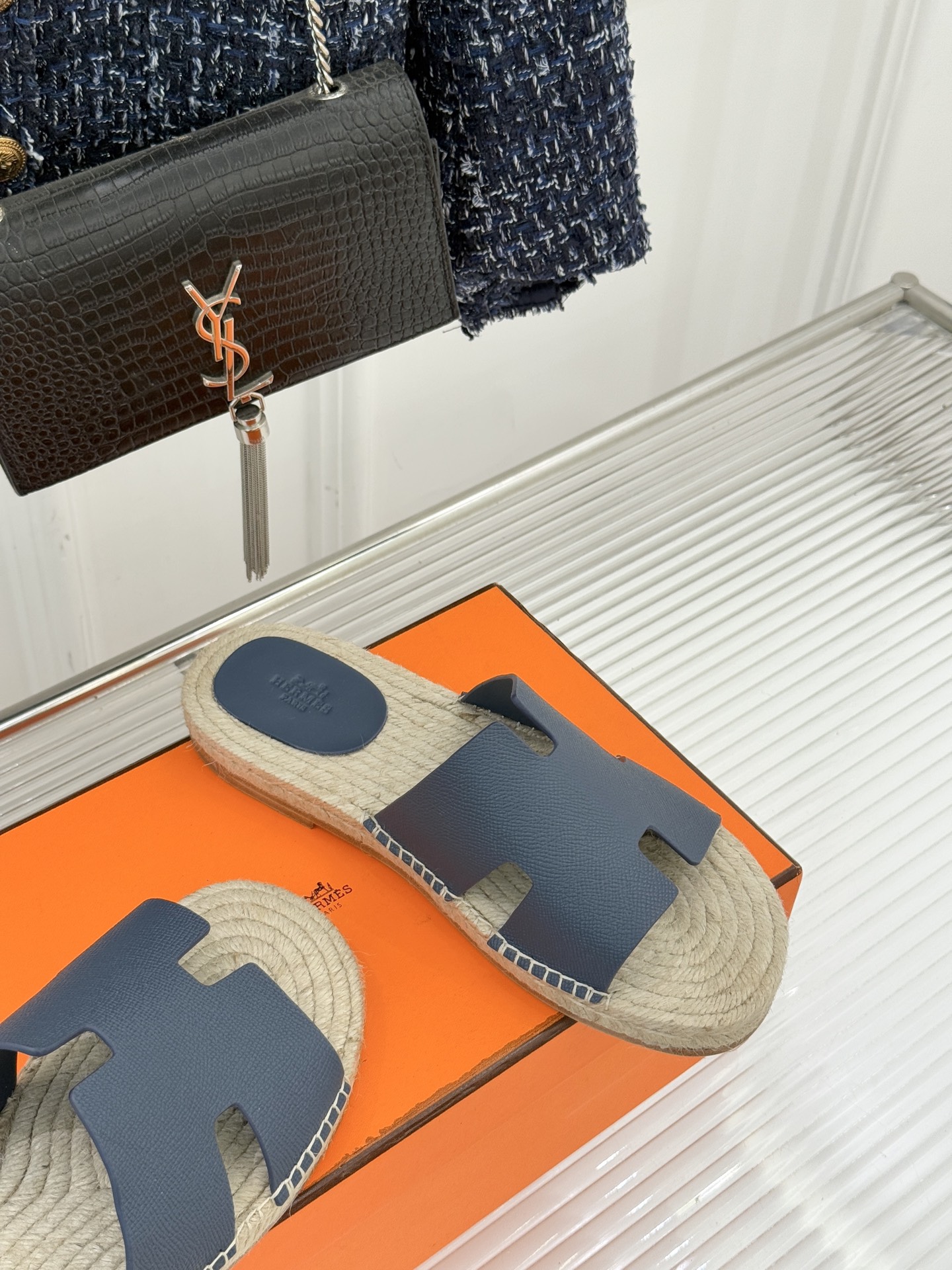 Hermès/爱马仕经典情侣款麻绳底H拖鞋承袭品牌1837年匠艺传承以极简设计诠释永恒优雅。标志性H型镂