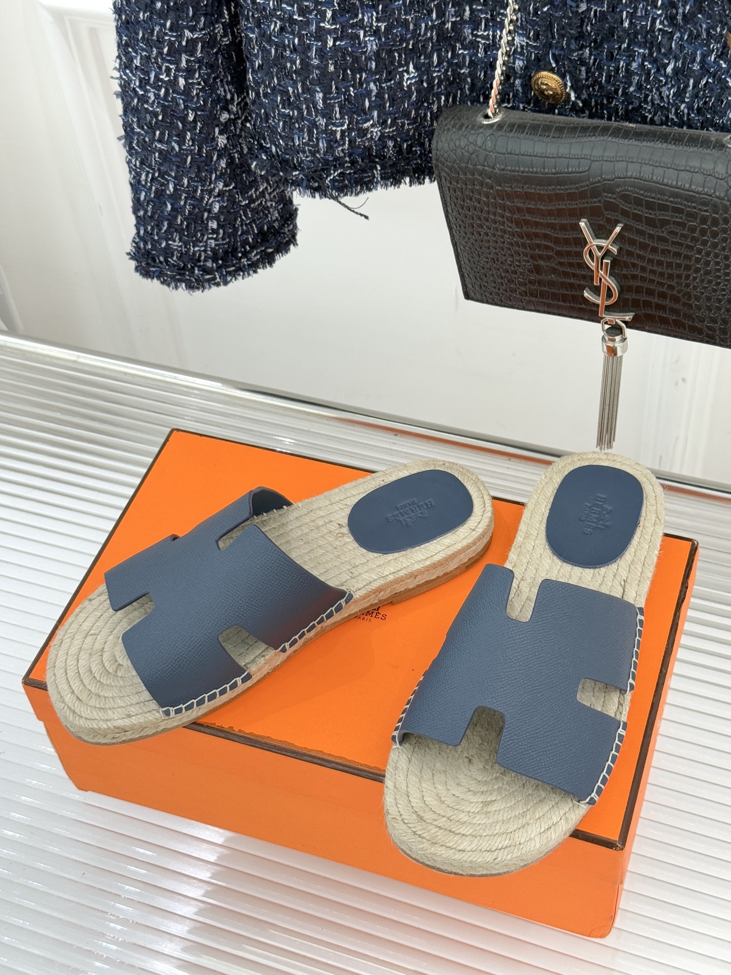 Hermès/爱马仕经典情侣款麻绳底H拖鞋承袭品牌1837年匠艺传承以极简设计诠释永恒优雅。标志性H型镂