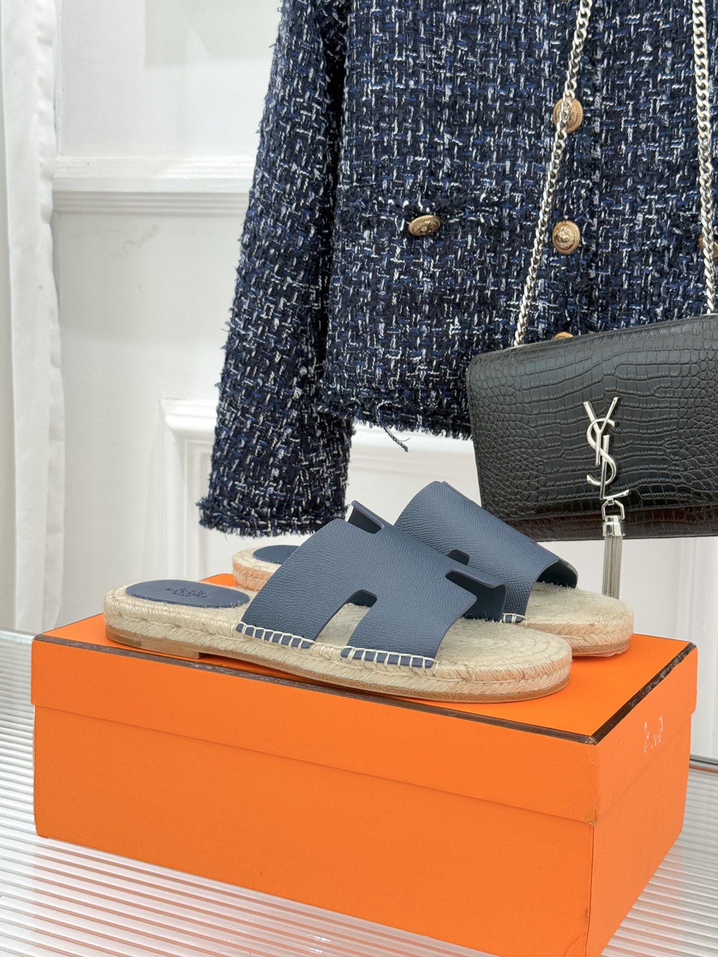 NO:721492,Hermès/Hermès' classic couple model, hemp rope-soled H slippers, inherit the brand's 1837 craftsmanship heritage and interpret timeless elegance with minimalist design. The iconic H-shaped cutout hides brand recognition. The natural hemp rope midsole with rubber inserts replicates the resort style while being non-slip and practical. Italian hand-stitched craftsmanship, padded leather insole fits the arch of the foot, and the bare foot feel is suitable for all-day wear.  The classic neutral tones are versatile and can be paired with linen long skirts for strolling along the coast or with suit shorts to unlock a sense of relaxation during commuting. Seamlessly switch from sitting in a cafe to roaming on the street. Combining practical aesthetics with hidden luxury genes. Each pair has stood the test of time and remains timeless. It is a summer luxury product that is both collectible and practical. The upper is made of soft calfskin, and the lining and toes are made of sheepskin. The original negative of hand-woven hemp rope  size35-46 (female 40/41 male 45/46 customized) No. 81820260201, slippers, hermes, hermes, slippers, skirts, shorts, business suit, cowhide, sheepskin19860909Hermès/爱马仕经典情侣款 麻绳底H拖鞋 承袭品牌1837年匠艺传承 以极简设计诠释永恒优雅. 标志性H型镂空暗藏品牌辨识度 天然麻绳中底搭配橡胶内嵌层 复刻度假风情的同时兼顾防滑实用. 意大利手工缝制工艺加持 加垫皮革鞋垫贴合足弓 裸感脚感适配全天候穿搭. 经典配色中性色调百搭不挑衣 既能搭配亚麻长裙漫步海岸 也能呼应西装短裤解锁通勤松弛感 从咖啡馆闲坐至街头漫游无缝切换. 将实用美学与隐奢基因相融 每一双都历经时光沉淀仍不过时 是收藏与实穿兼具的夏日奢品. 精选柔润小牛皮打造鞋面 内里踮脚均为羊皮 手工编制麻绳原版底片 size35-46（女40/41男45/46定制） 编号81820260201,拖鞋,hermes,hermes,slippers,skirts,shorts,business suit,cowhide,sheepskin,Women's Shoes