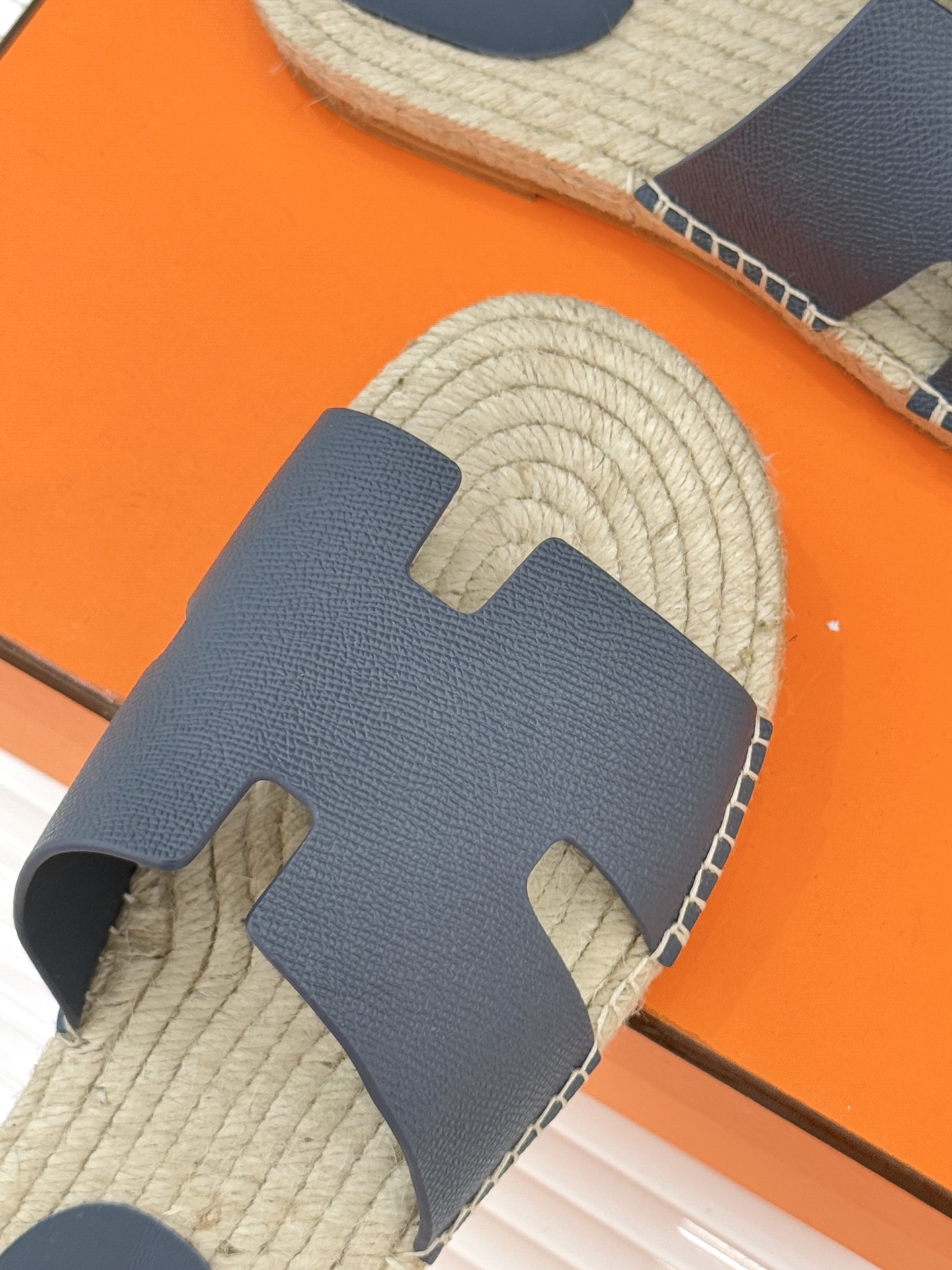 Hermès/爱马仕经典情侣款麻绳底H拖鞋承袭品牌1837年匠艺传承以极简设计诠释永恒优雅。标志性H型镂