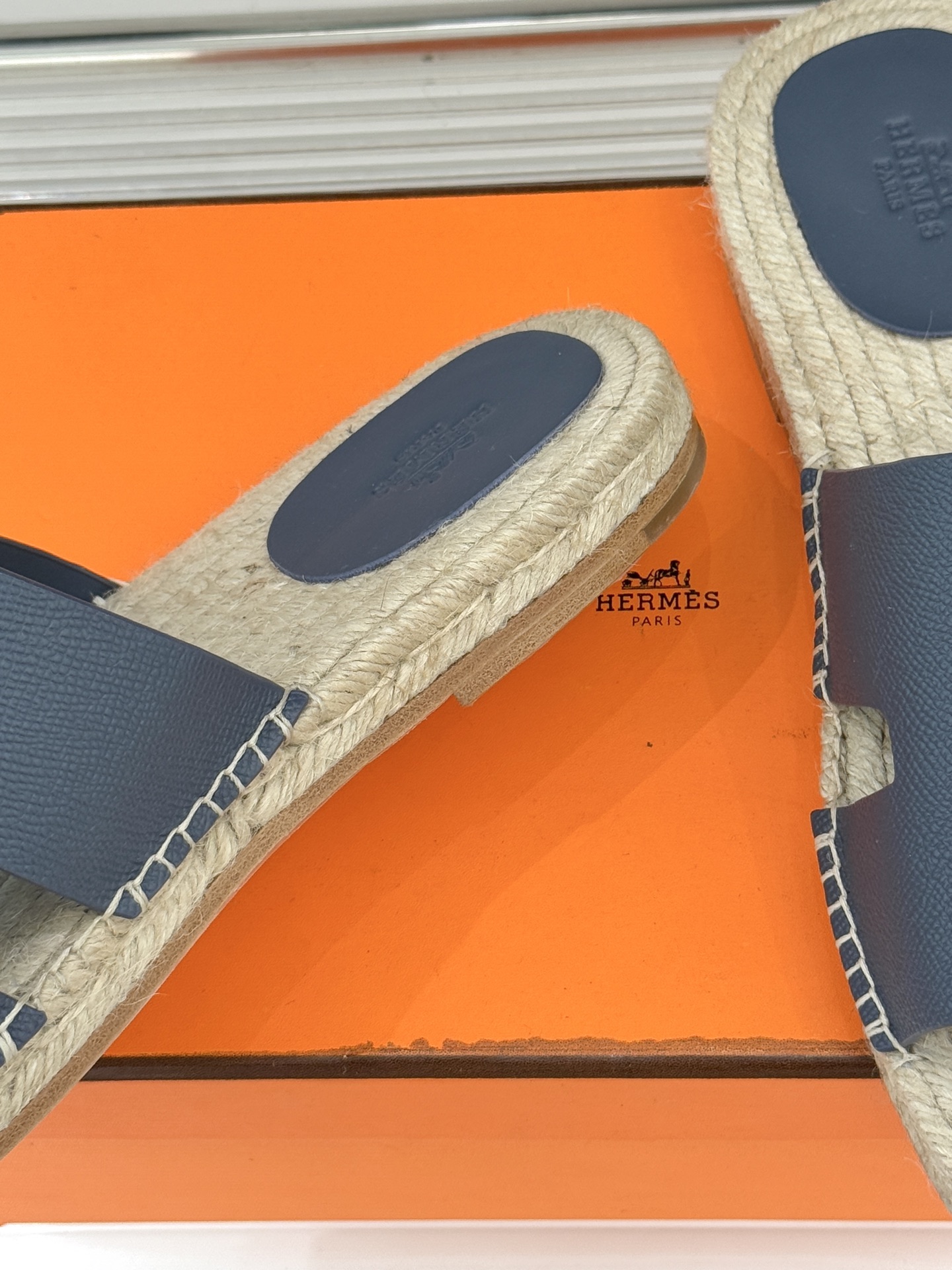 Hermès/爱马仕经典情侣款麻绳底H拖鞋承袭品牌1837年匠艺传承以极简设计诠释永恒优雅。标志性H型镂