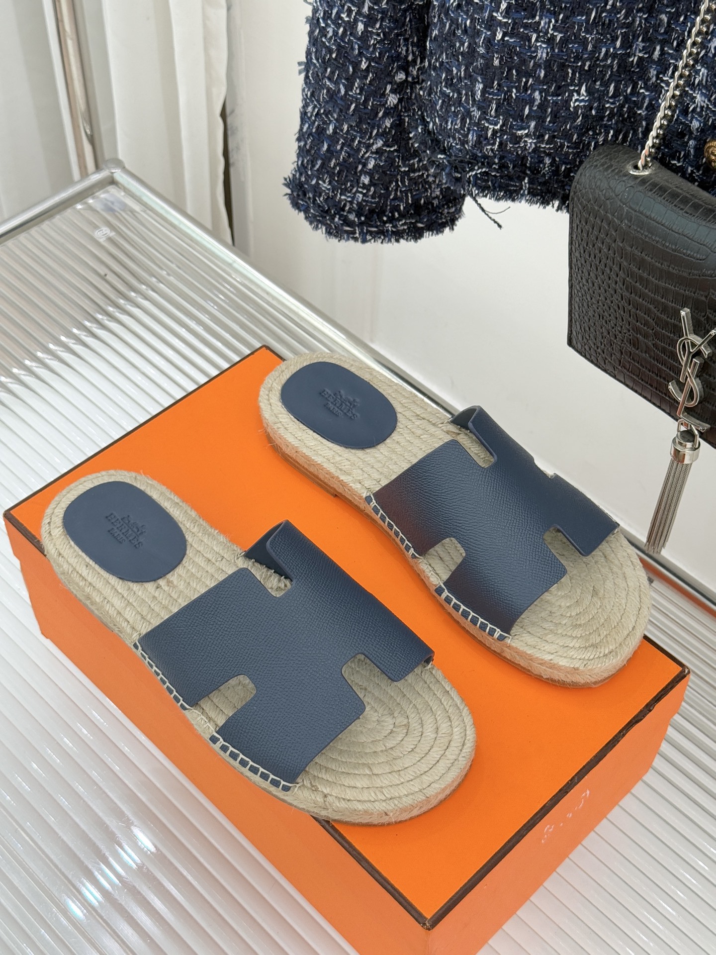 Hermès/爱马仕经典情侣款麻绳底H拖鞋承袭品牌1837年匠艺传承以极简设计诠释永恒优雅。标志性H型镂