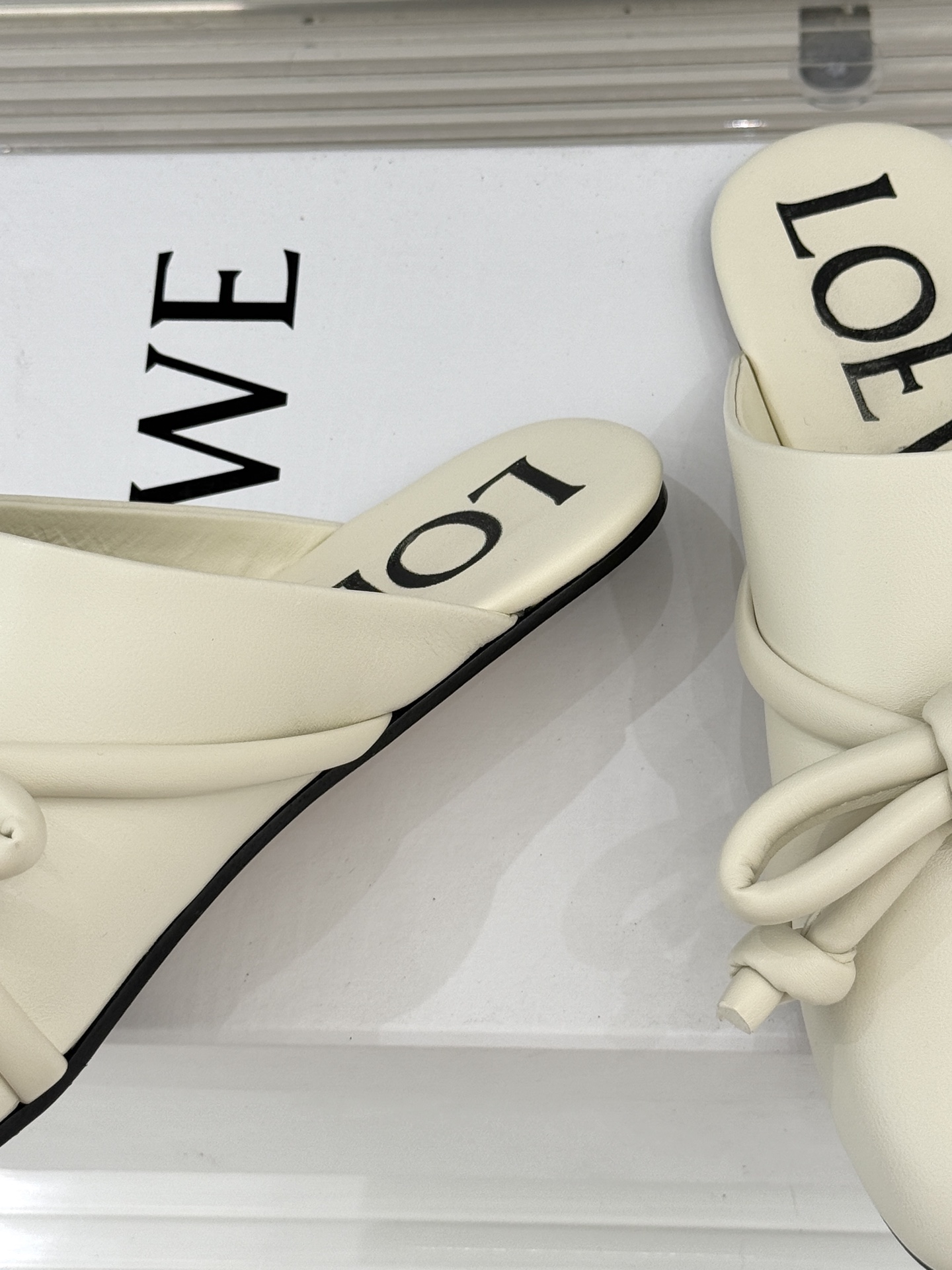 Loewe/罗意威26WF新品蝴蝶结方头包头拖半拖承袭26WF春夏“实用美学”趋势这双拖鞋以西班牙匠艺重