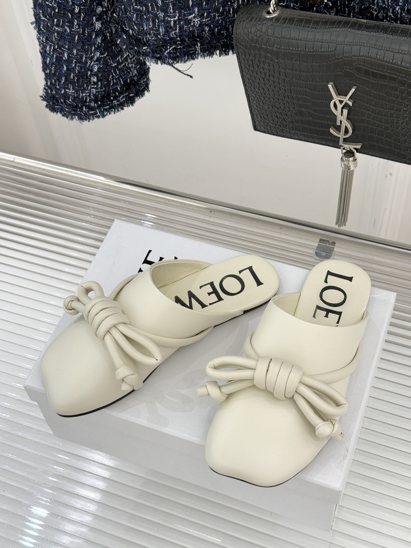 Loewe/罗意威26WF新品蝴蝶结方头包头拖半拖承袭26WF春夏“实用美学”趋势这双拖鞋以西班牙匠艺重