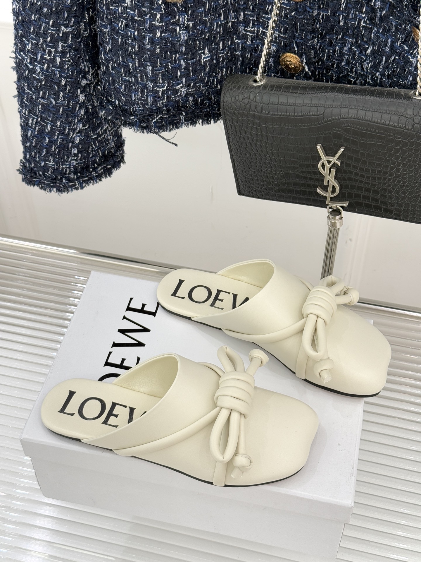 Loewe/罗意威26WF新品蝴蝶结方头包头拖半拖承袭26WF春夏“实用美学”趋势这双拖鞋以西班牙匠艺重