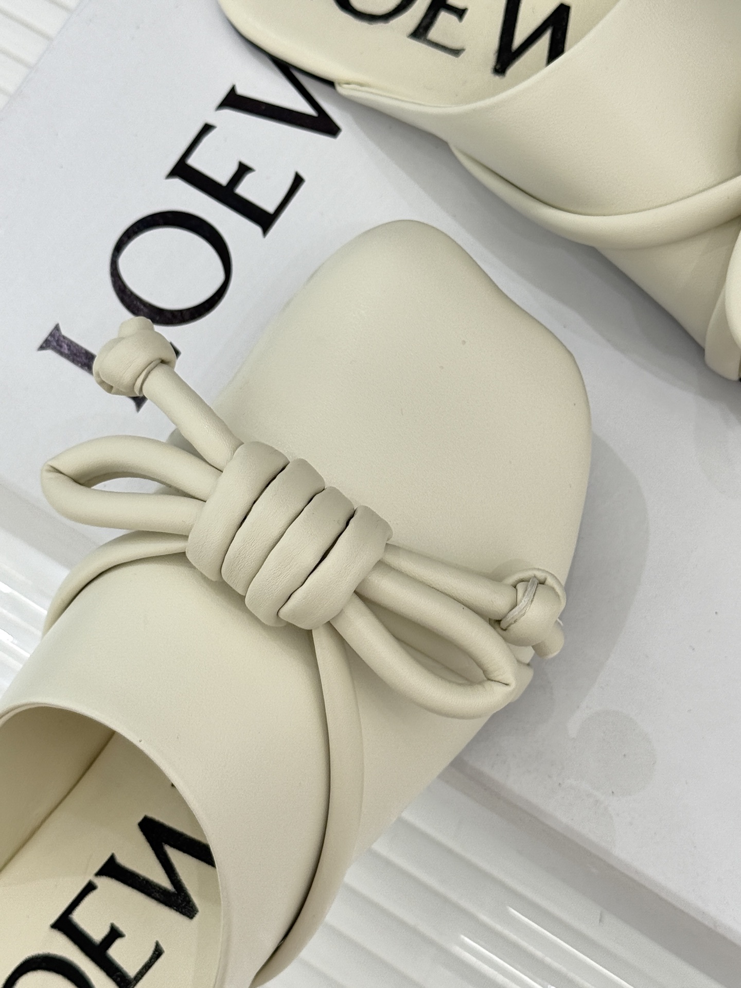 Loewe/罗意威26WF新品蝴蝶结方头包头拖半拖承袭26WF春夏“实用美学”趋势这双拖鞋以西班牙匠艺重