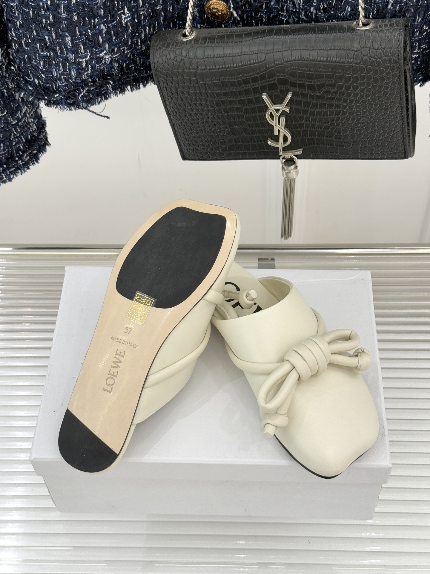 Loewe/罗意威26WF新品蝴蝶结方头包头拖半拖承袭26WF春夏“实用美学”趋势这双拖鞋以西班牙匠艺重