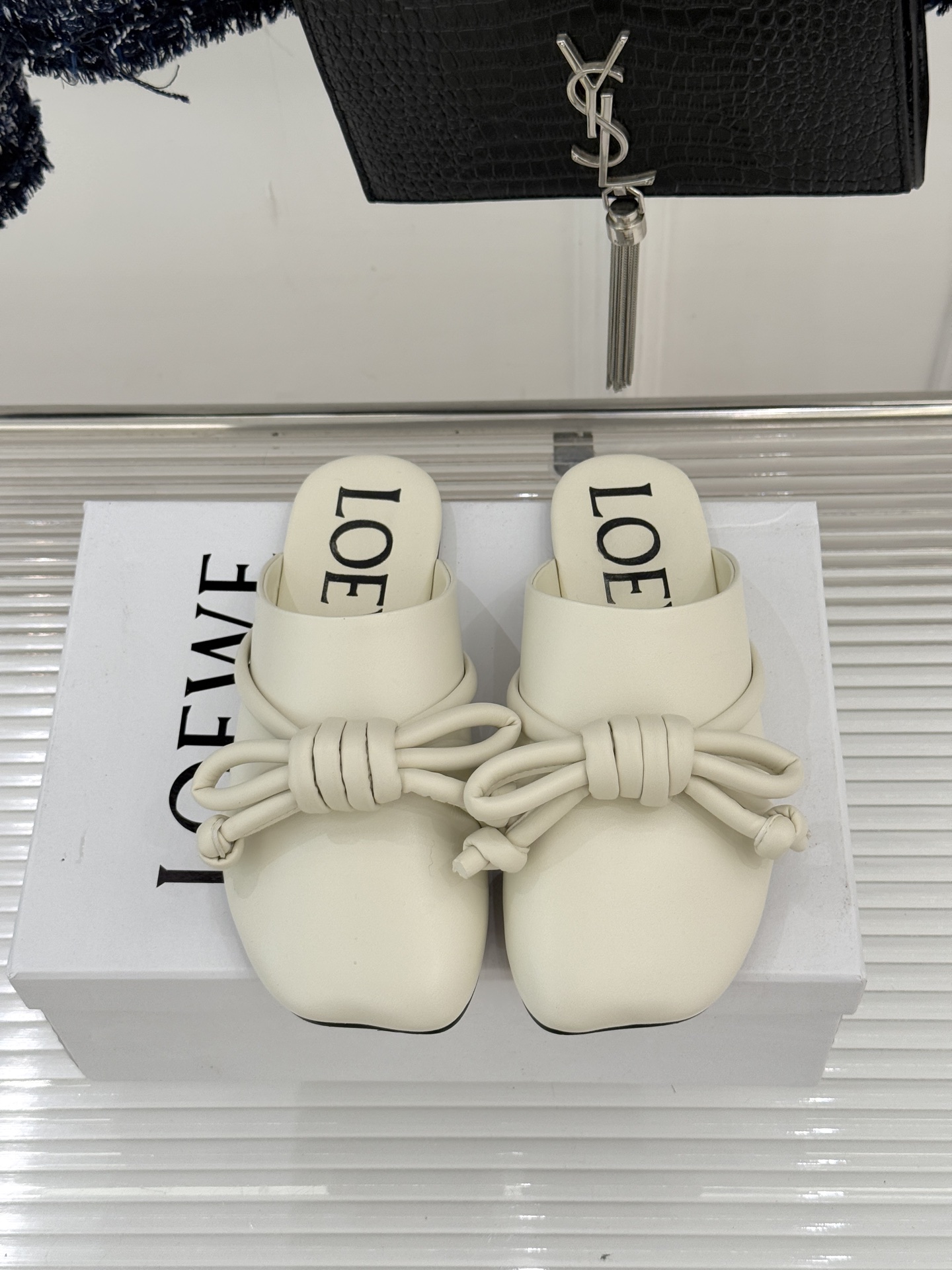 Loewe/罗意威26WF新品蝴蝶结方头包头拖半拖承袭26WF春夏“实用美学”趋势这双拖鞋以西班牙匠艺重