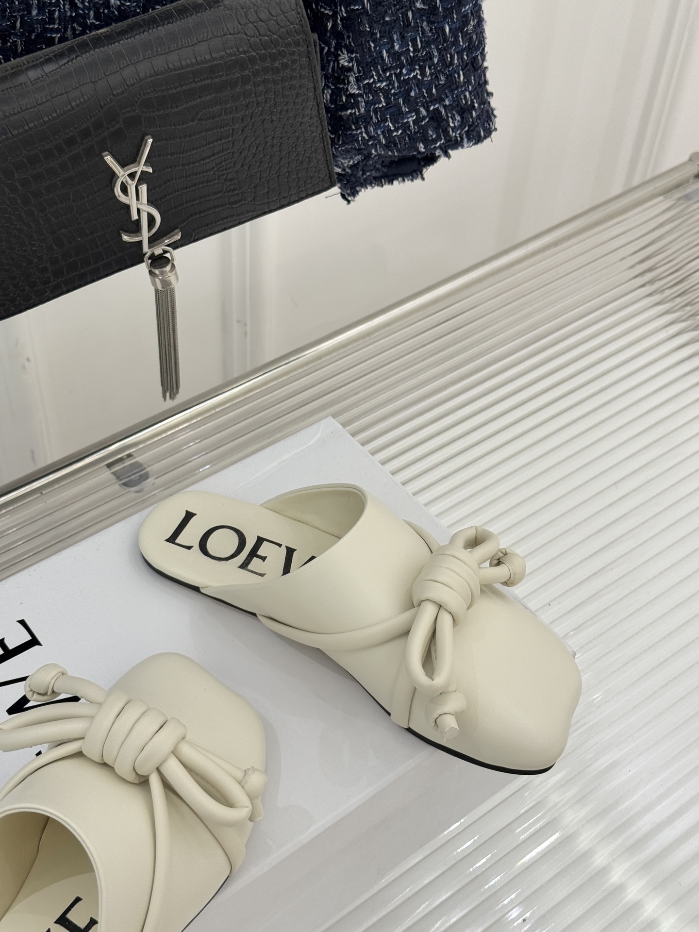 Loewe/罗意威26WF新品蝴蝶结方头包头拖半拖承袭26WF春夏“实用美学”趋势这双拖鞋以西班牙匠艺重