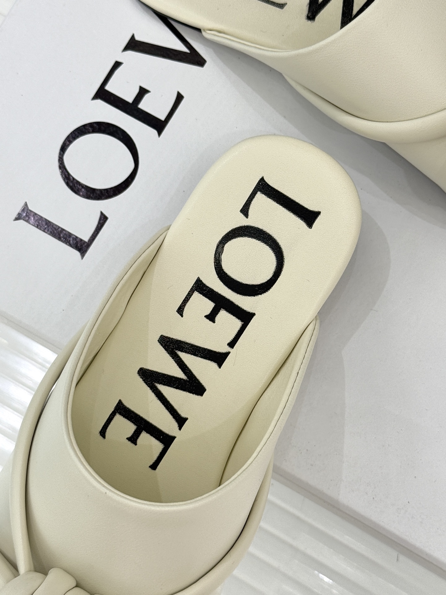 Loewe/罗意威26WF新品蝴蝶结方头包头拖半拖承袭26WF春夏“实用美学”趋势这双拖鞋以西班牙匠艺重