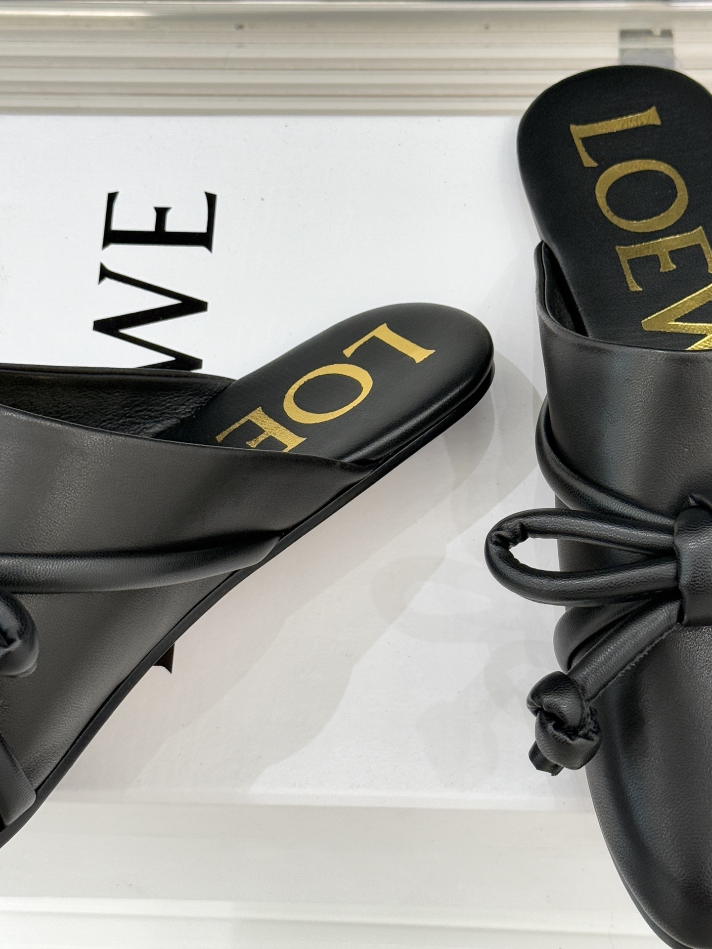 Loewe/罗意威26WF新品蝴蝶结方头包头拖半拖承袭26WF春夏“实用美学”趋势这双拖鞋以西班牙匠艺重
