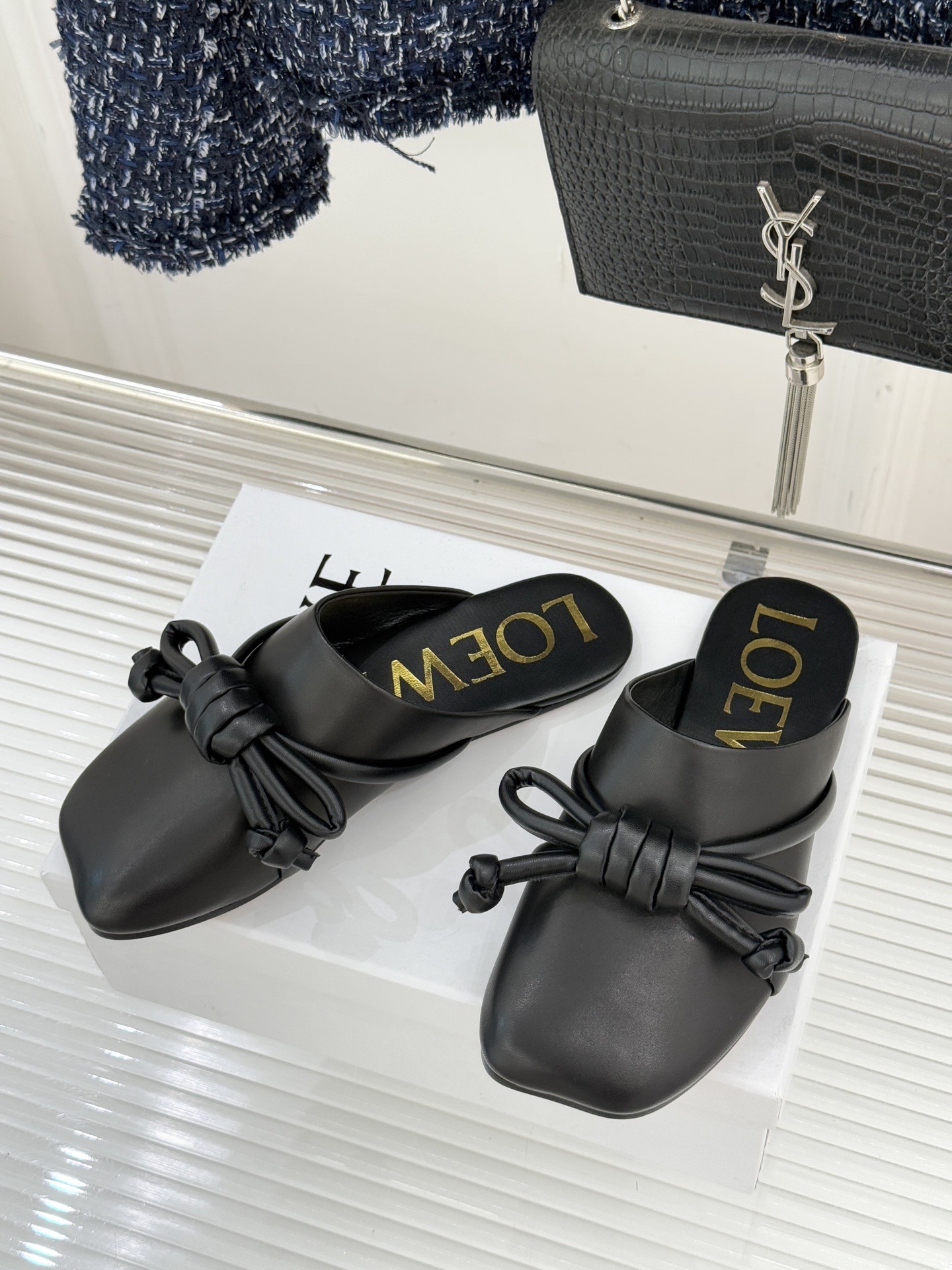 Loewe/罗意威26WF新品蝴蝶结方头包头拖半拖承袭26WF春夏“实用美学”趋势这双拖鞋以西班牙匠艺重