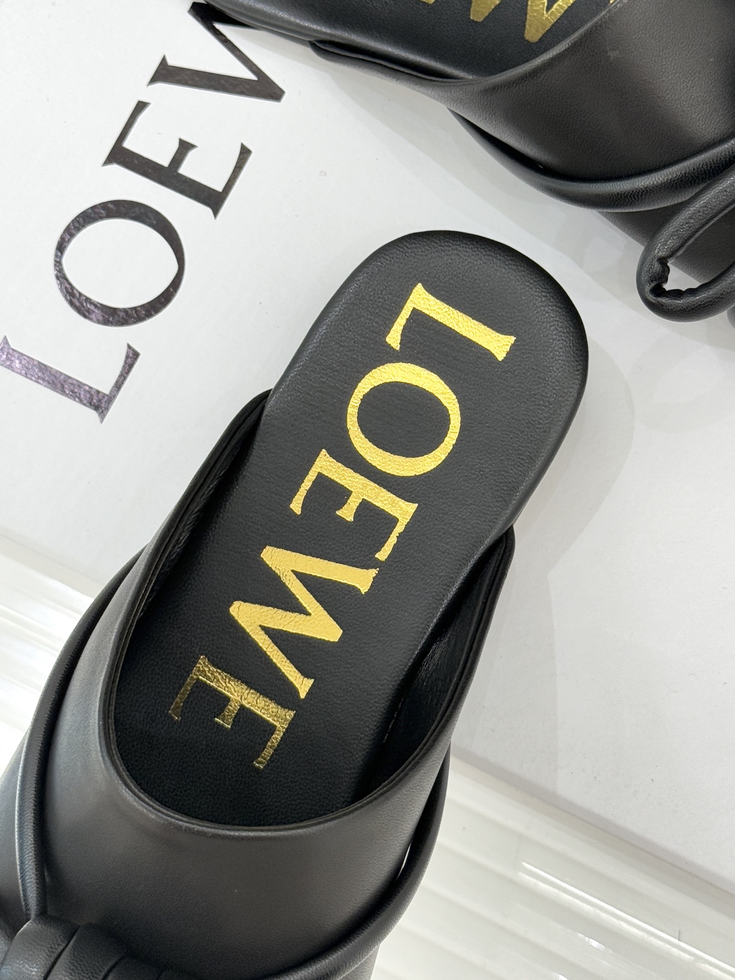 Loewe/罗意威26WF新品蝴蝶结方头包头拖半拖承袭26WF春夏“实用美学”趋势这双拖鞋以西班牙匠艺重