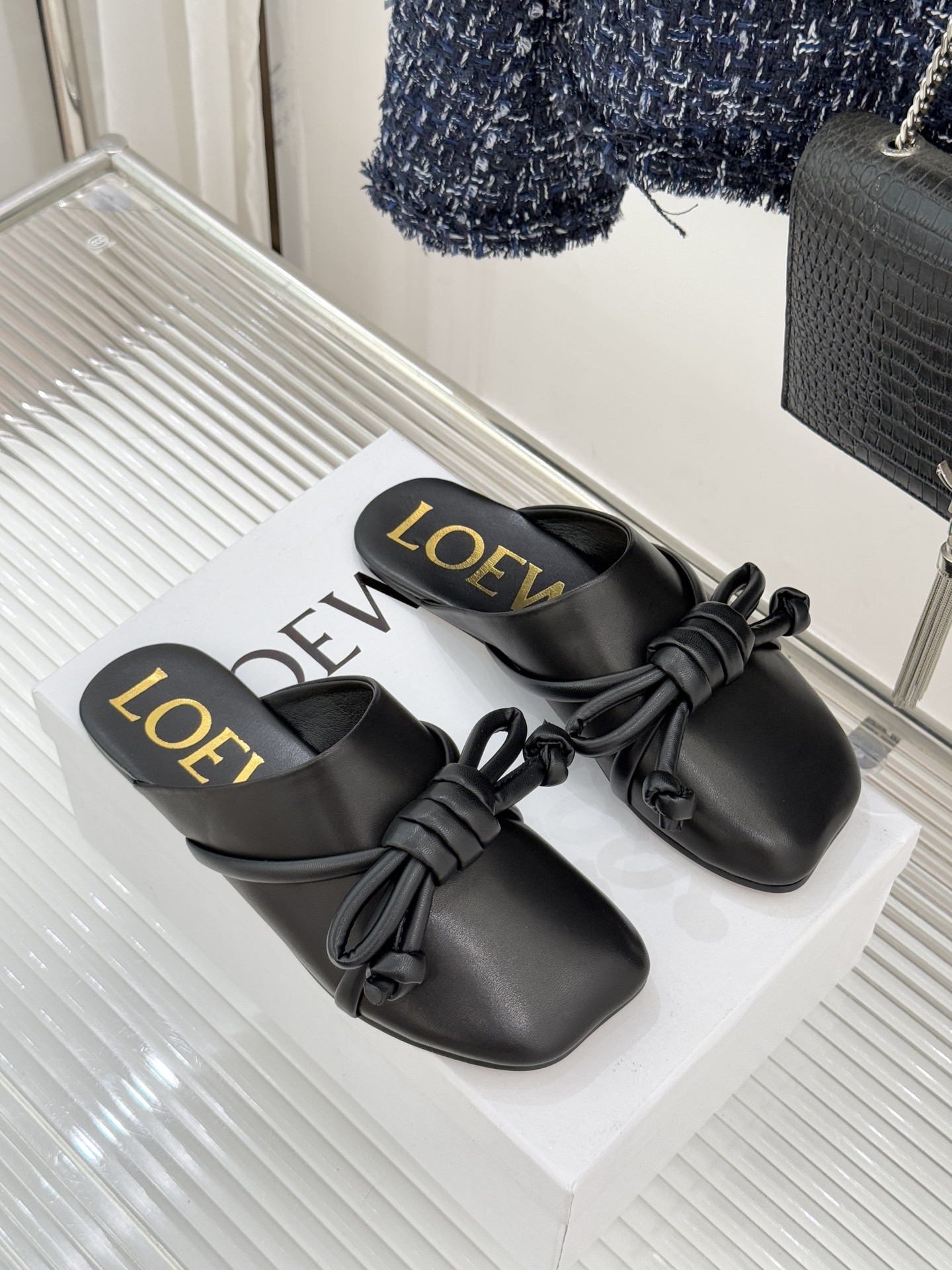 Loewe/罗意威26WF新品蝴蝶结方头包头拖半拖承袭26WF春夏“实用美学”趋势这双拖鞋以西班牙匠艺重