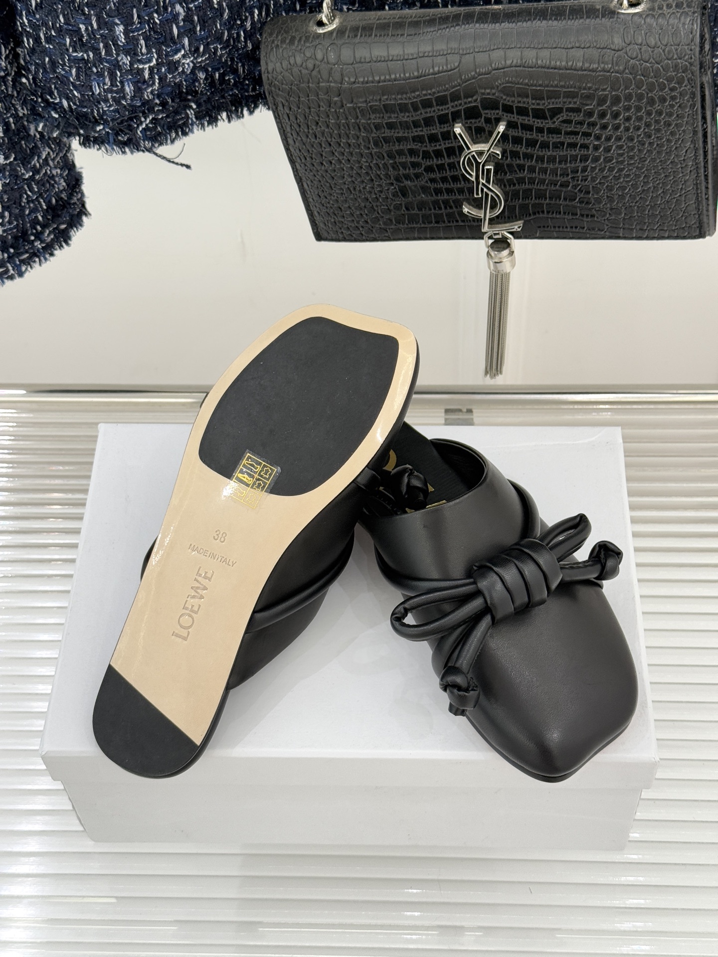 Loewe/罗意威26WF新品蝴蝶结方头包头拖半拖承袭26WF春夏“实用美学”趋势这双拖鞋以西班牙匠艺重
