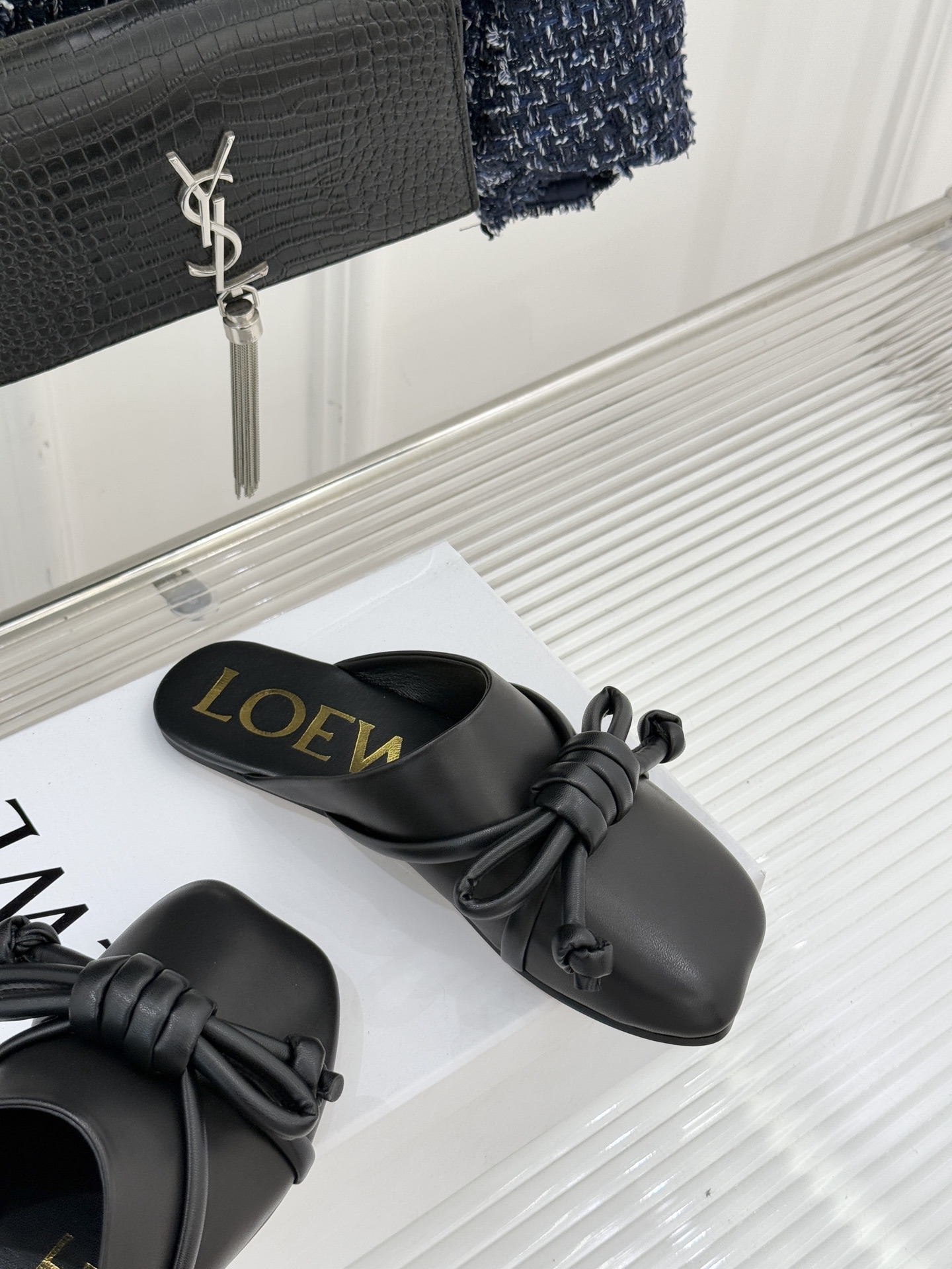 Loewe/罗意威26WF新品蝴蝶结方头包头拖半拖承袭26WF春夏“实用美学”趋势这双拖鞋以西班牙匠艺重