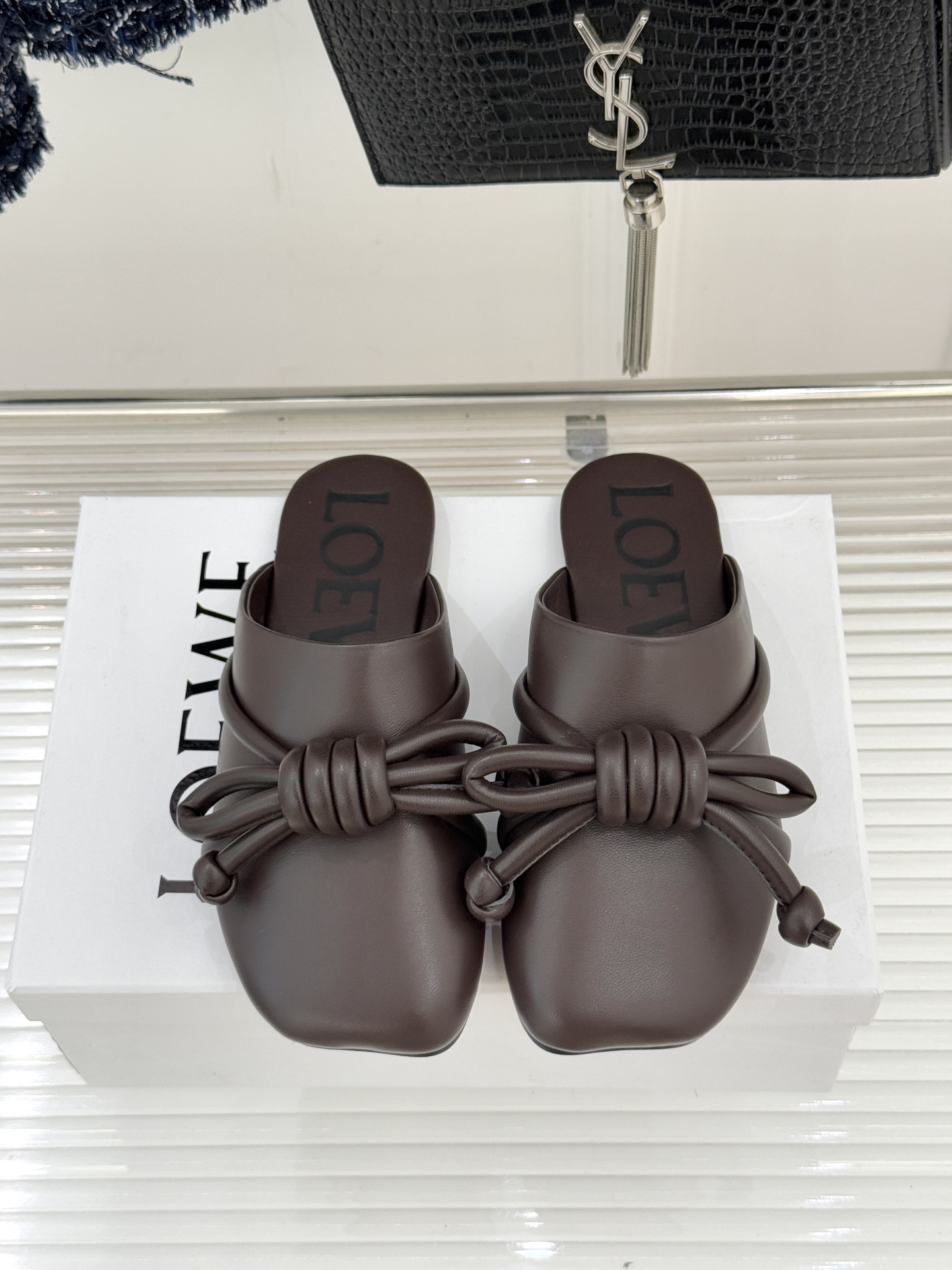 Loewe/罗意威26WF新品蝴蝶结方头包头拖半拖承袭26WF春夏“实用美学”趋势这双拖鞋以西班牙匠艺重