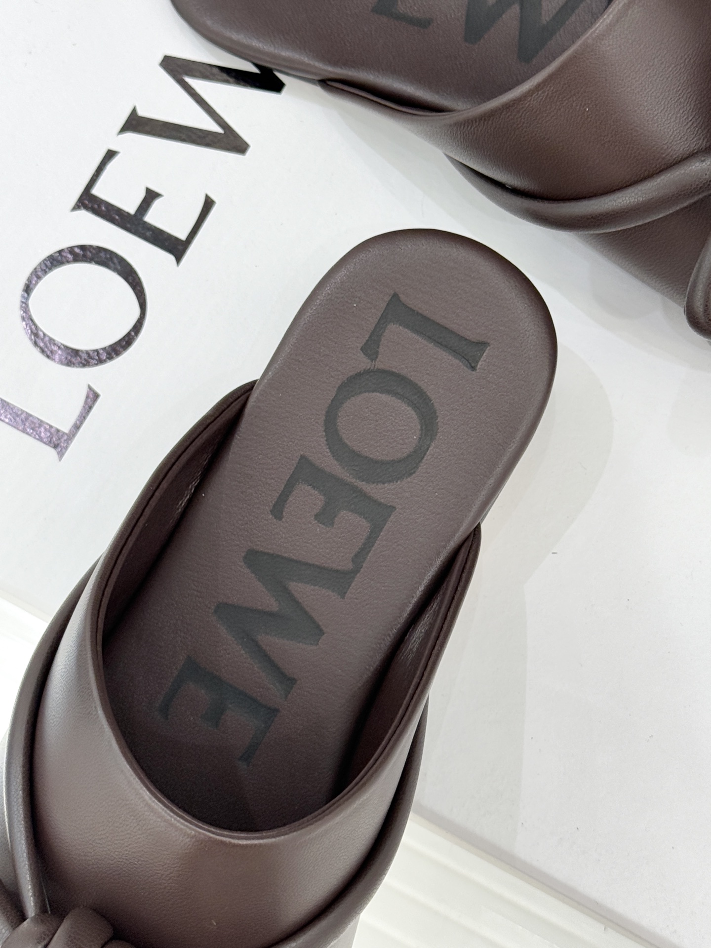 Loewe/罗意威26WF新品蝴蝶结方头包头拖半拖承袭26WF春夏“实用美学”趋势这双拖鞋以西班牙匠艺重