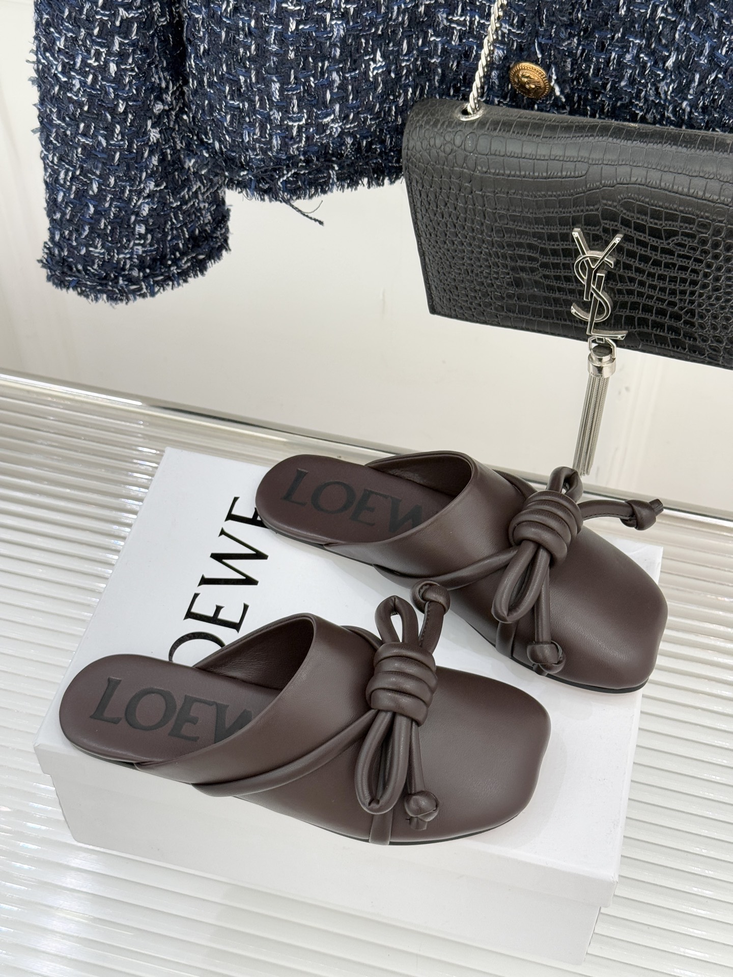Loewe/罗意威26WF新品蝴蝶结方头包头拖半拖承袭26WF春夏“实用美学”趋势这双拖鞋以西班牙匠艺重